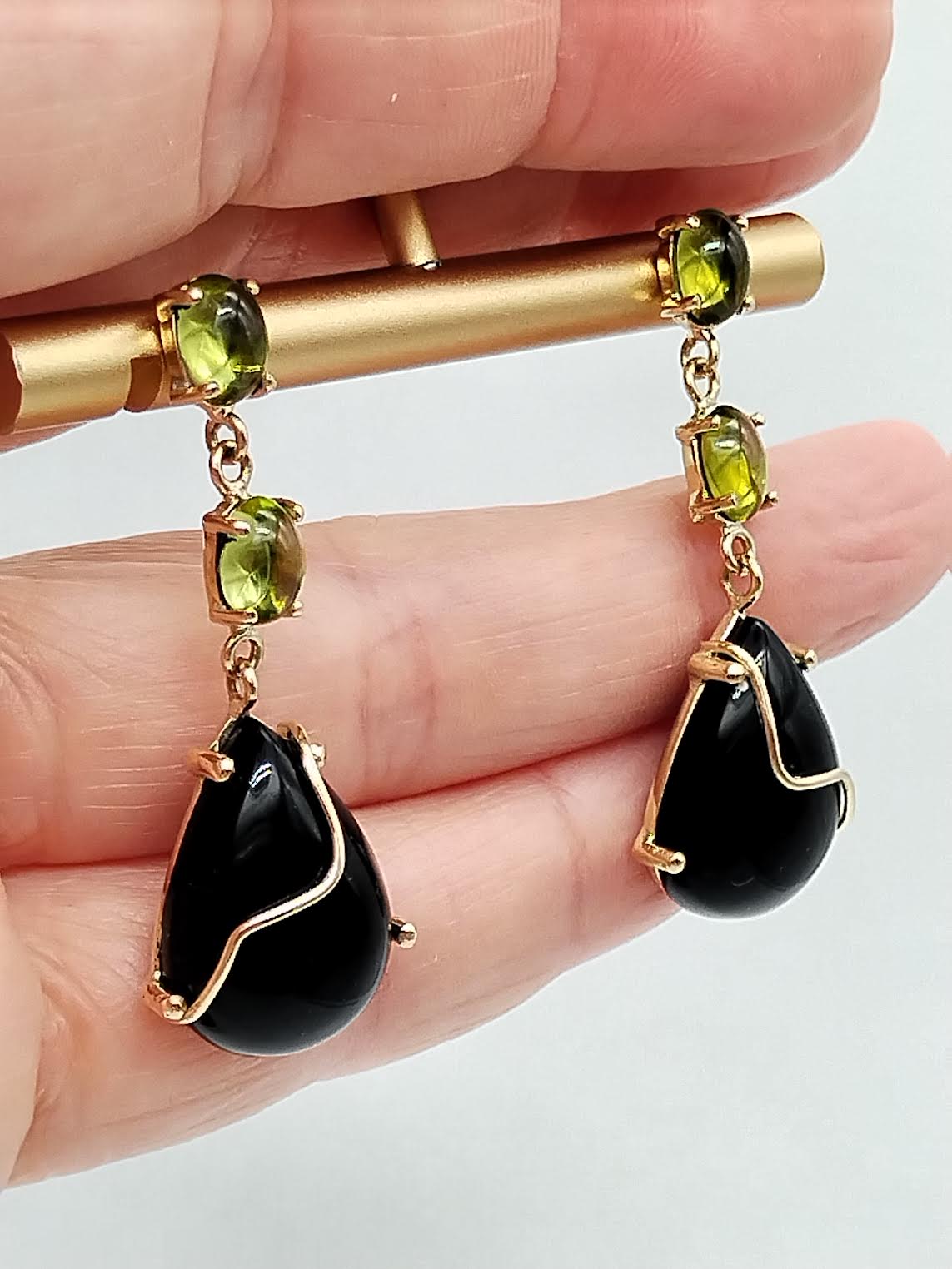 Peridot-Ohrhänger | 14 Karat Massivgold | Onyx-Ohrhänger in Tropfenform