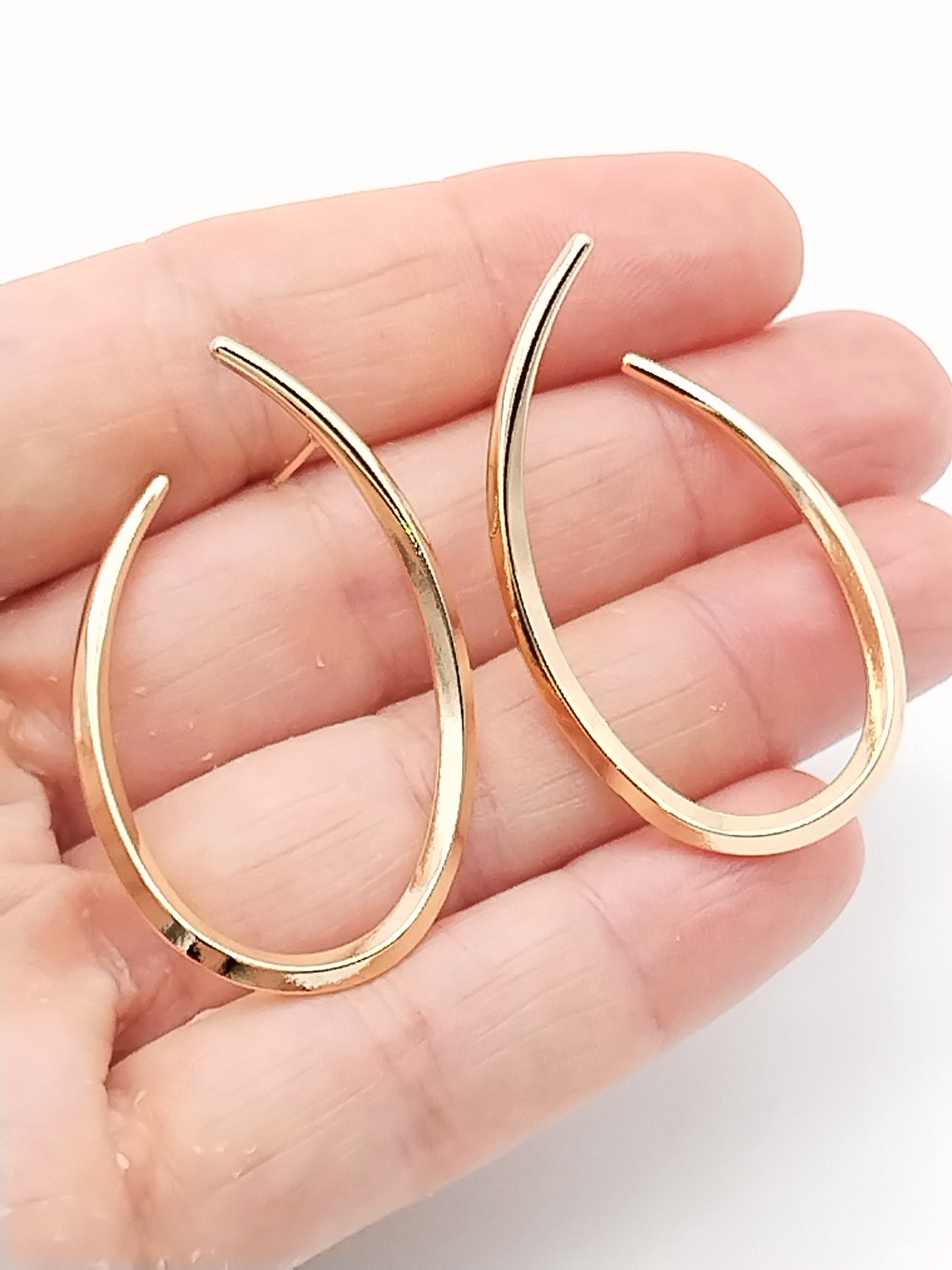Pendientes grandes asimétricos ovalados retorcidos de oro