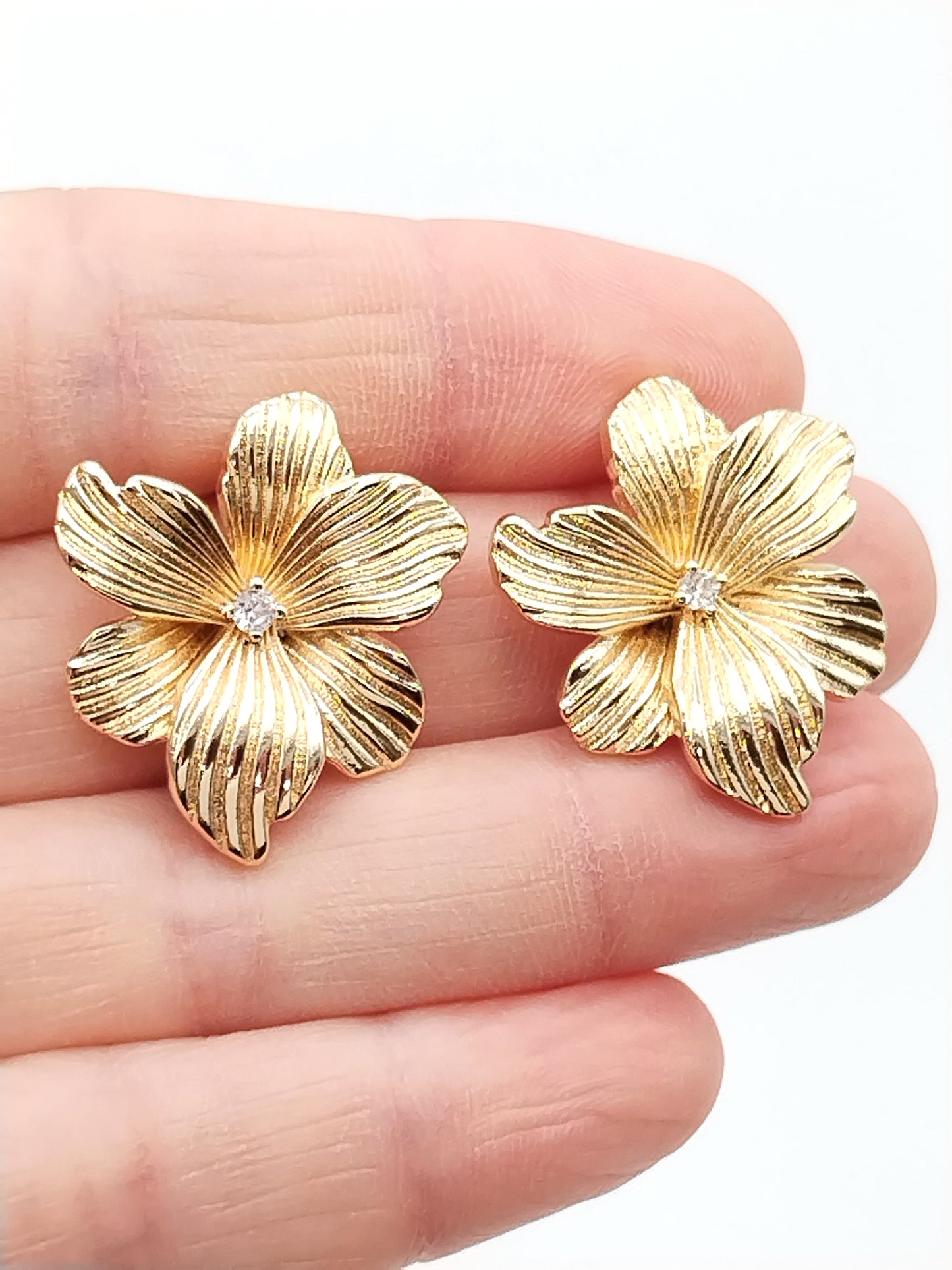 Blumenknopf-Ohrringe, Auffällige goldene Ohrstecker, Trendschmuck, klobige große Ohrringe, Geschenke, Frau