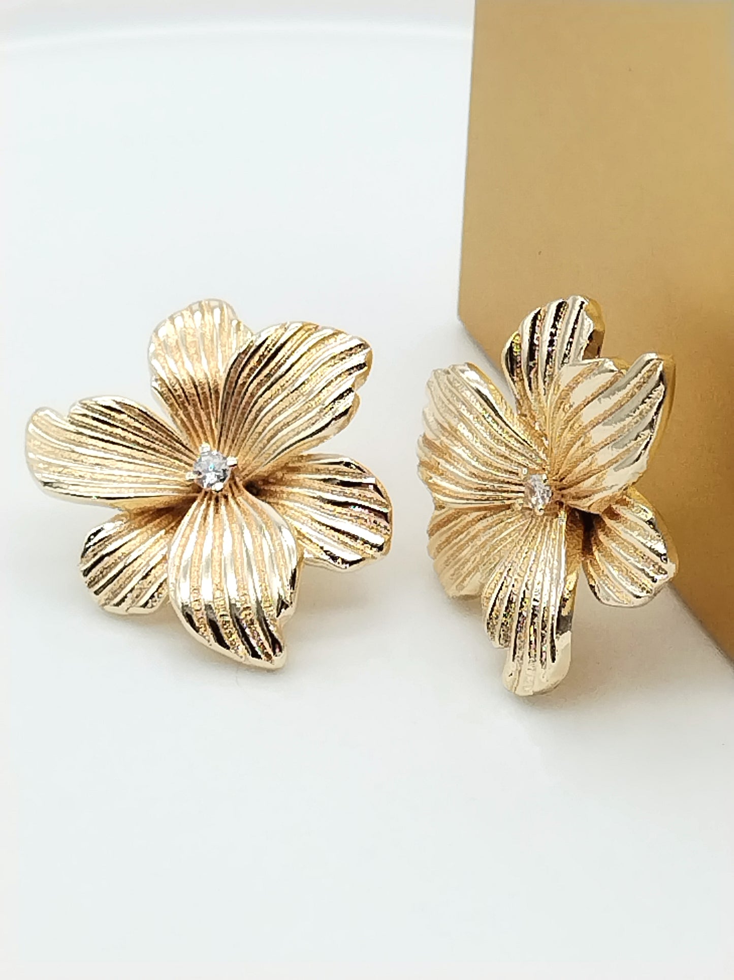 Blumenknopf-Ohrringe, Auffällige goldene Ohrstecker, Trendschmuck, klobige große Ohrringe, Geschenke, Frau
