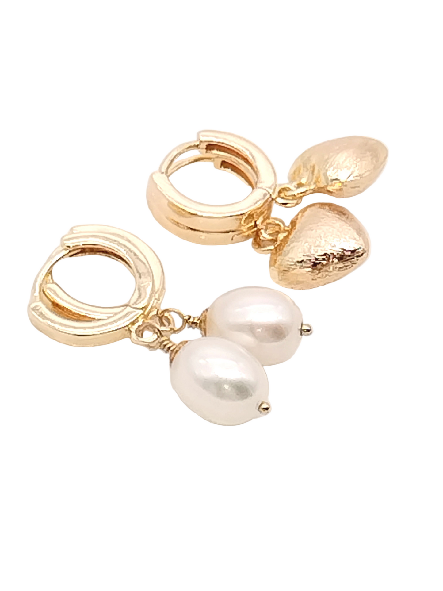 Pequeños aretes de aro dorados con delicada perla colgante