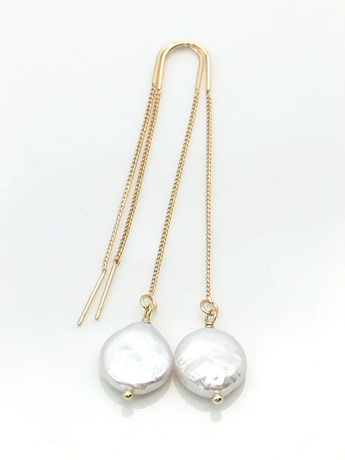Pendientes de perla dorada con enhebrador