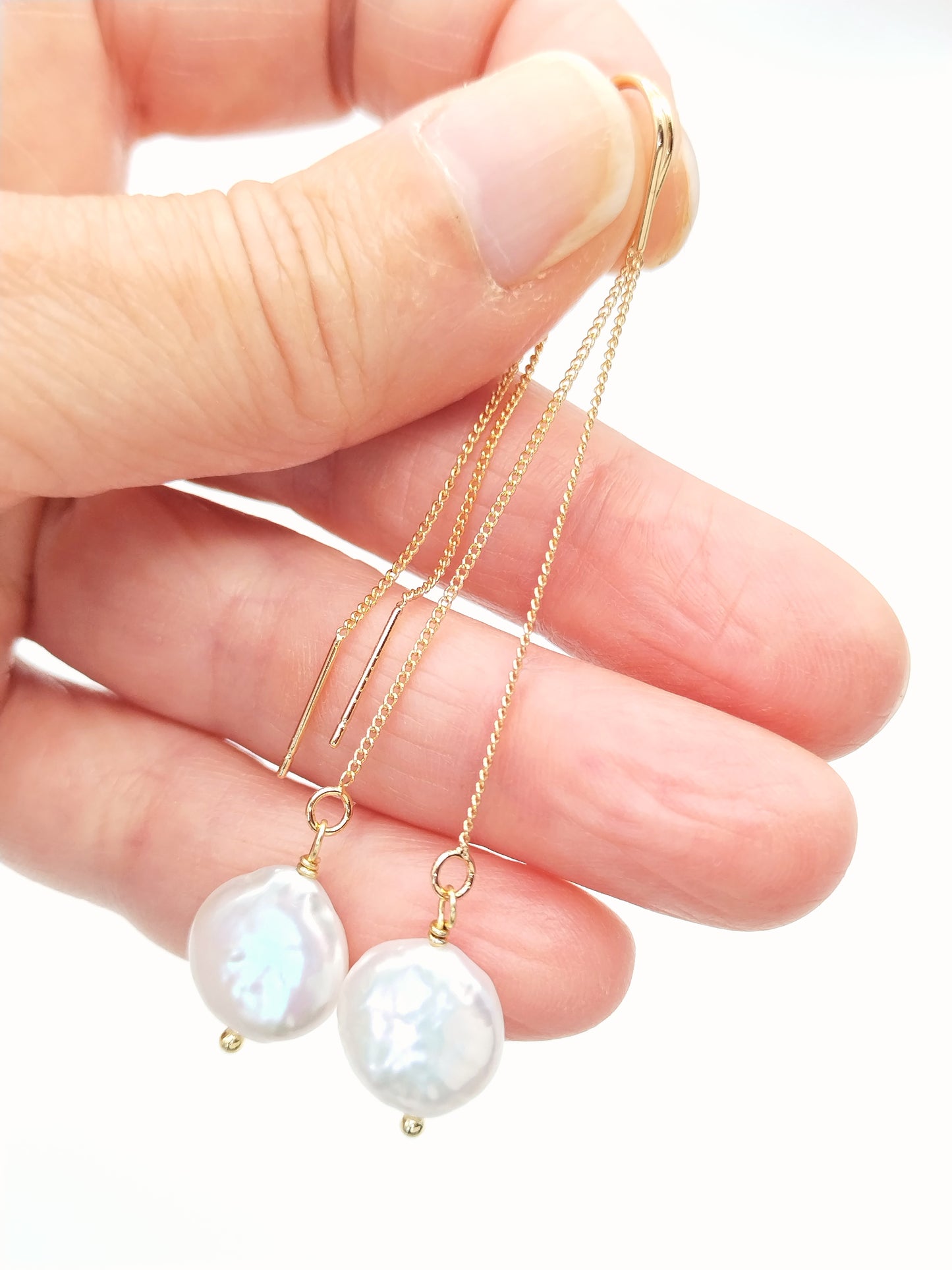 Pendientes de perla dorada con enhebrador