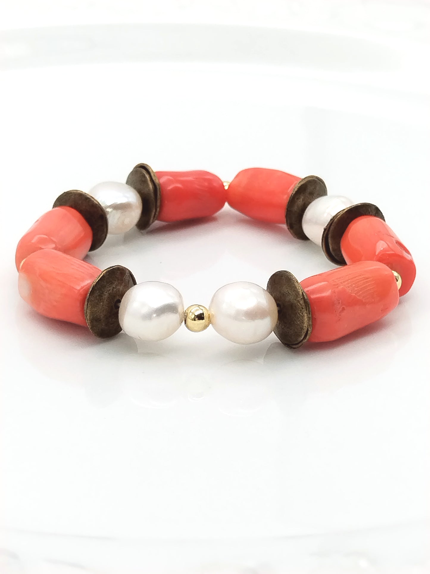 Pulsera elástica de coral y perla