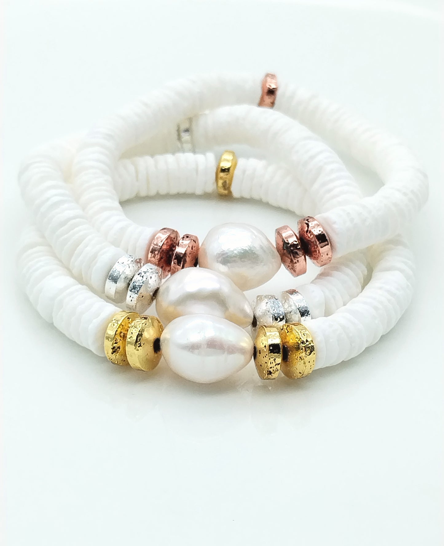 Pulsera elástica de concha blanca y perla barroca, oro, plata y cobre, joyería de verano para mujer, regalo
