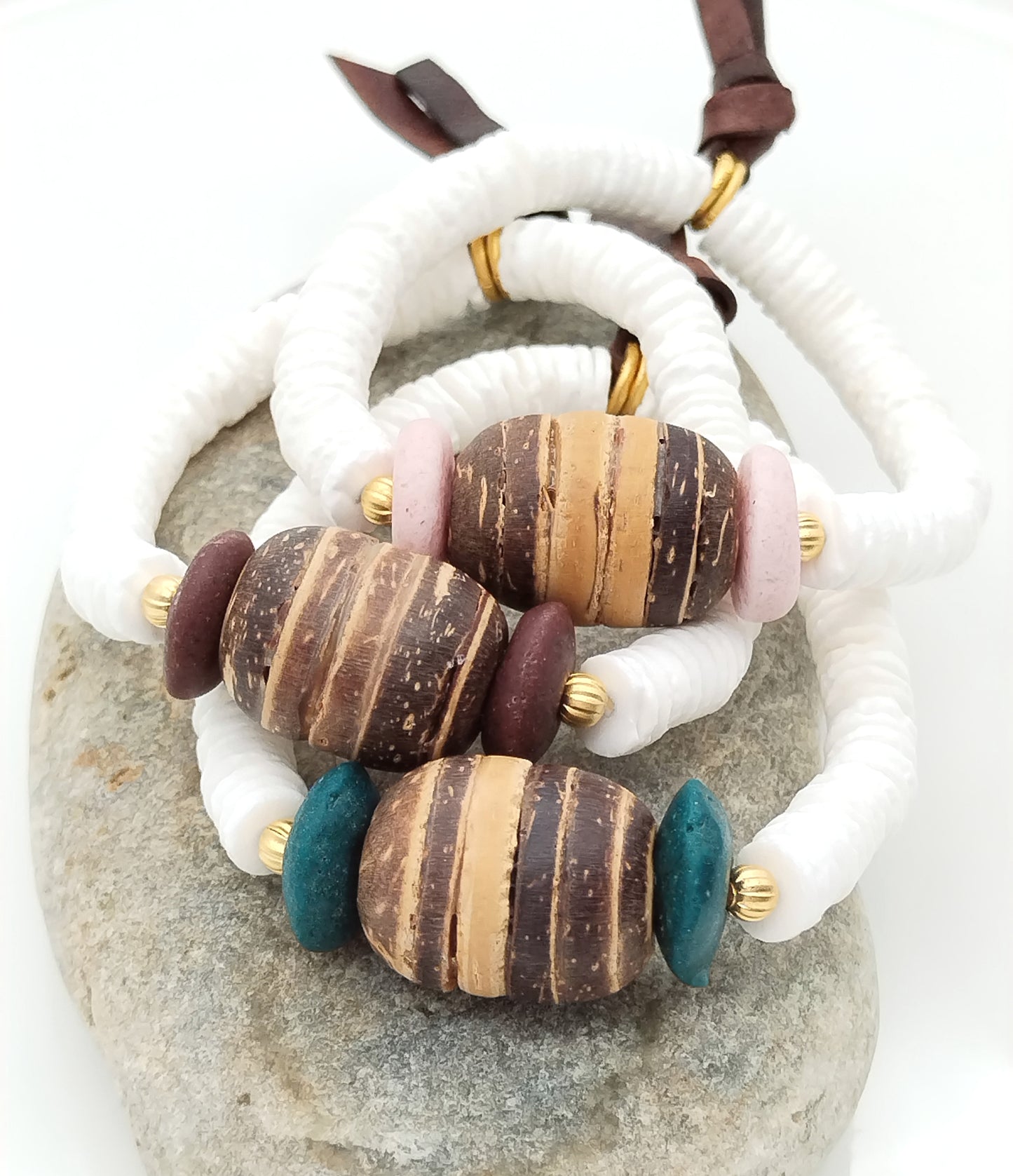 Pulsera de conchas blancas de verano, joyería de moda, cuero, cristal africano, oro elástico, estilo bohemio-chic informal.