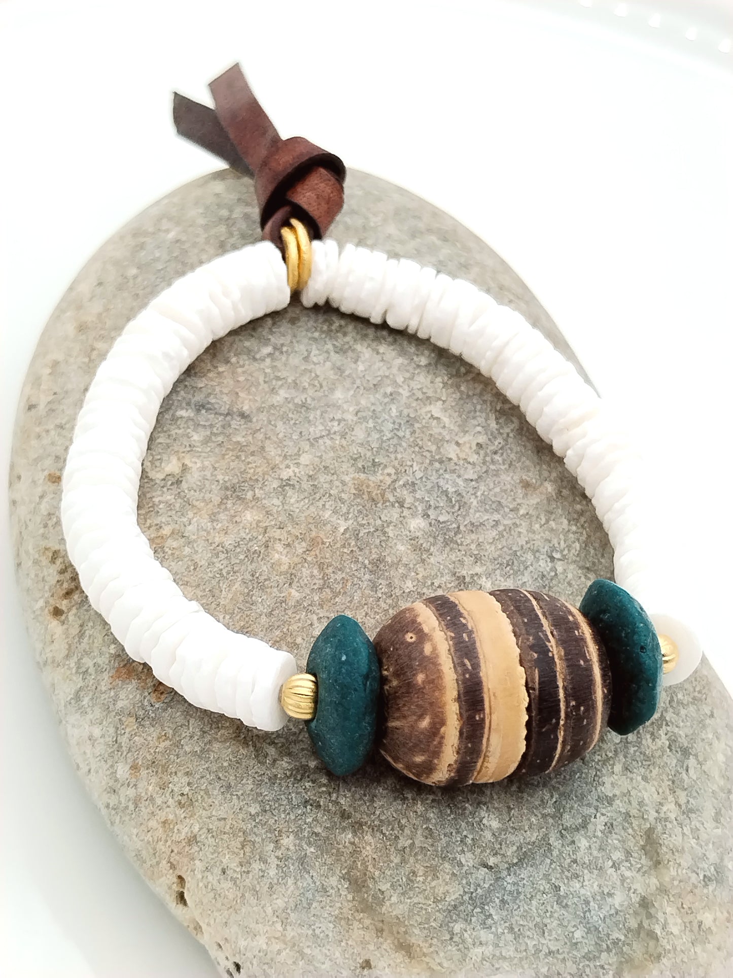 Pulsera de conchas blancas de verano, joyería de moda, cuero, cristal africano, oro elástico, estilo bohemio-chic informal.