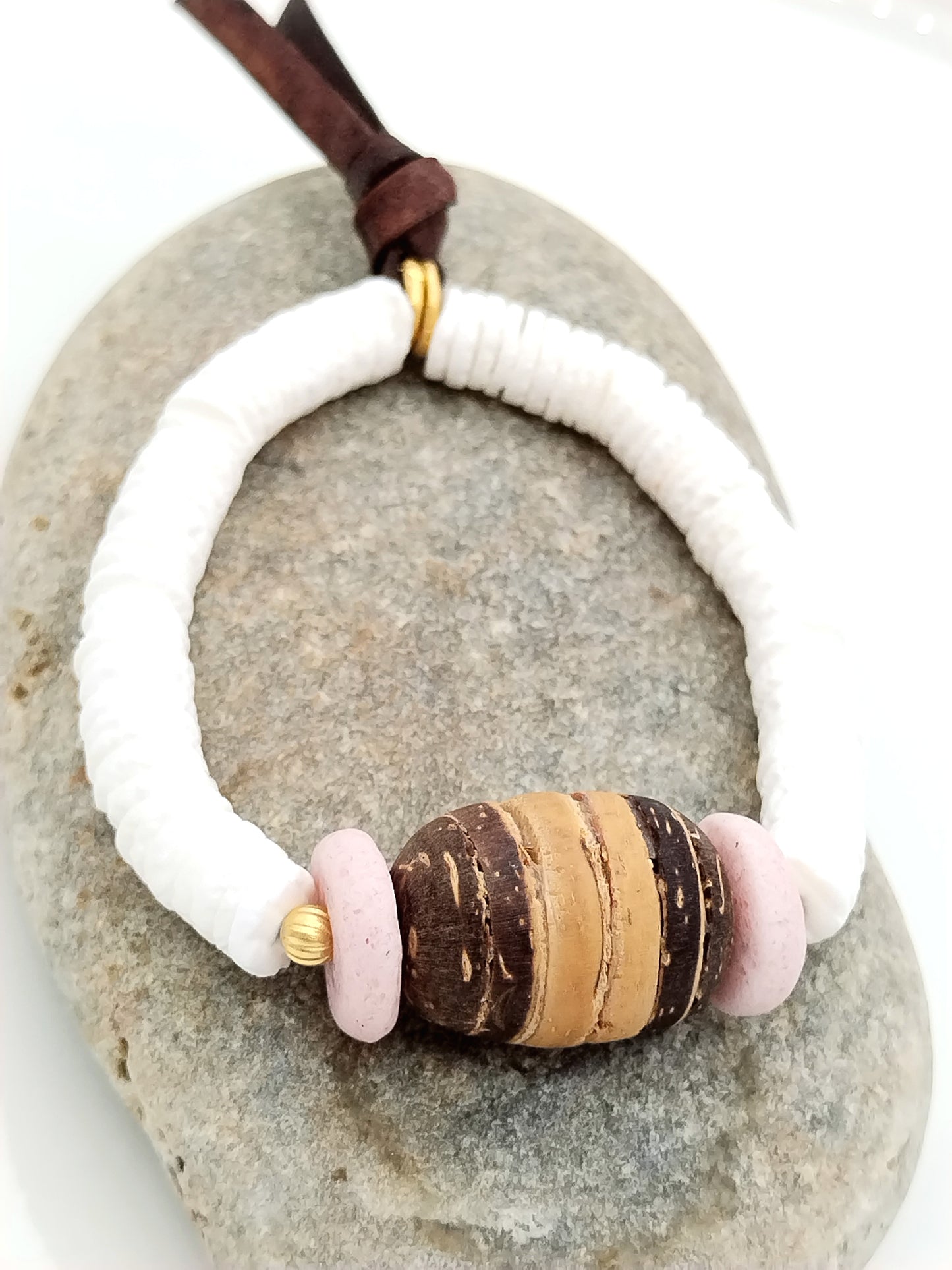Pulsera de conchas blancas de verano, joyería de moda, cuero, cristal africano, oro elástico, estilo bohemio-chic informal.