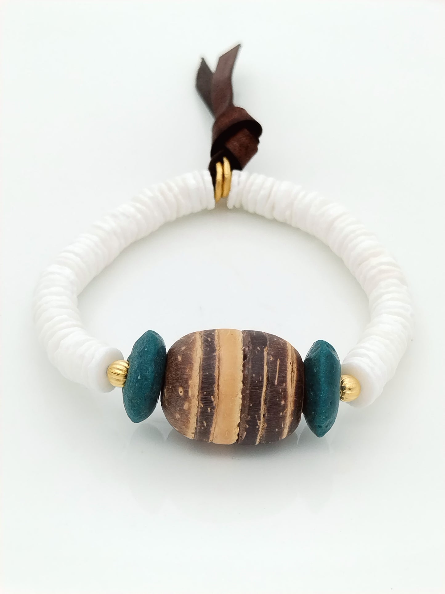 Pulsera de conchas blancas de verano, joyería de moda, cuero, cristal africano, oro elástico, estilo bohemio-chic informal.