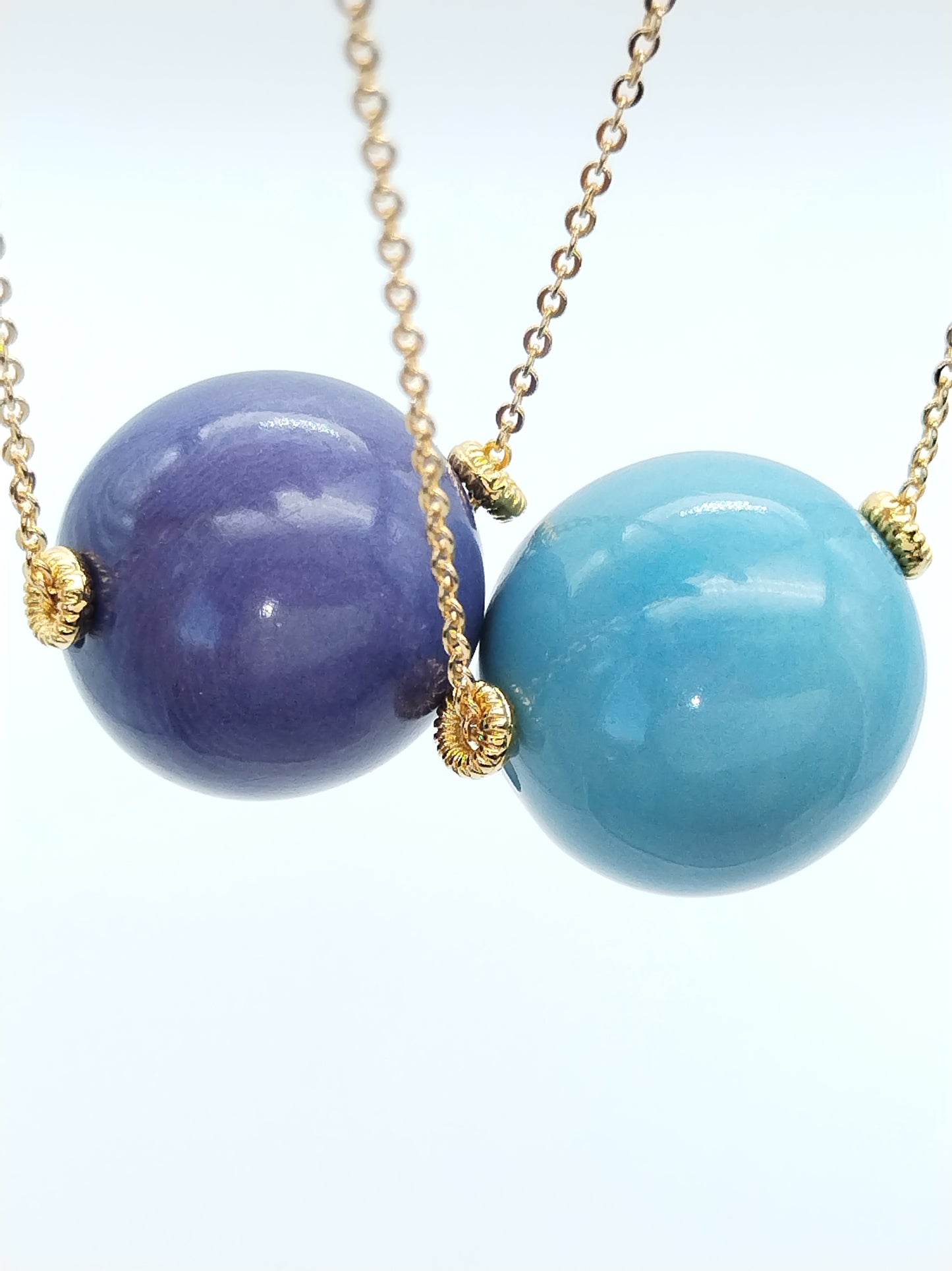 Halskette mit Anhänger aus hellblauen Tagua-Perlen | Goldkette