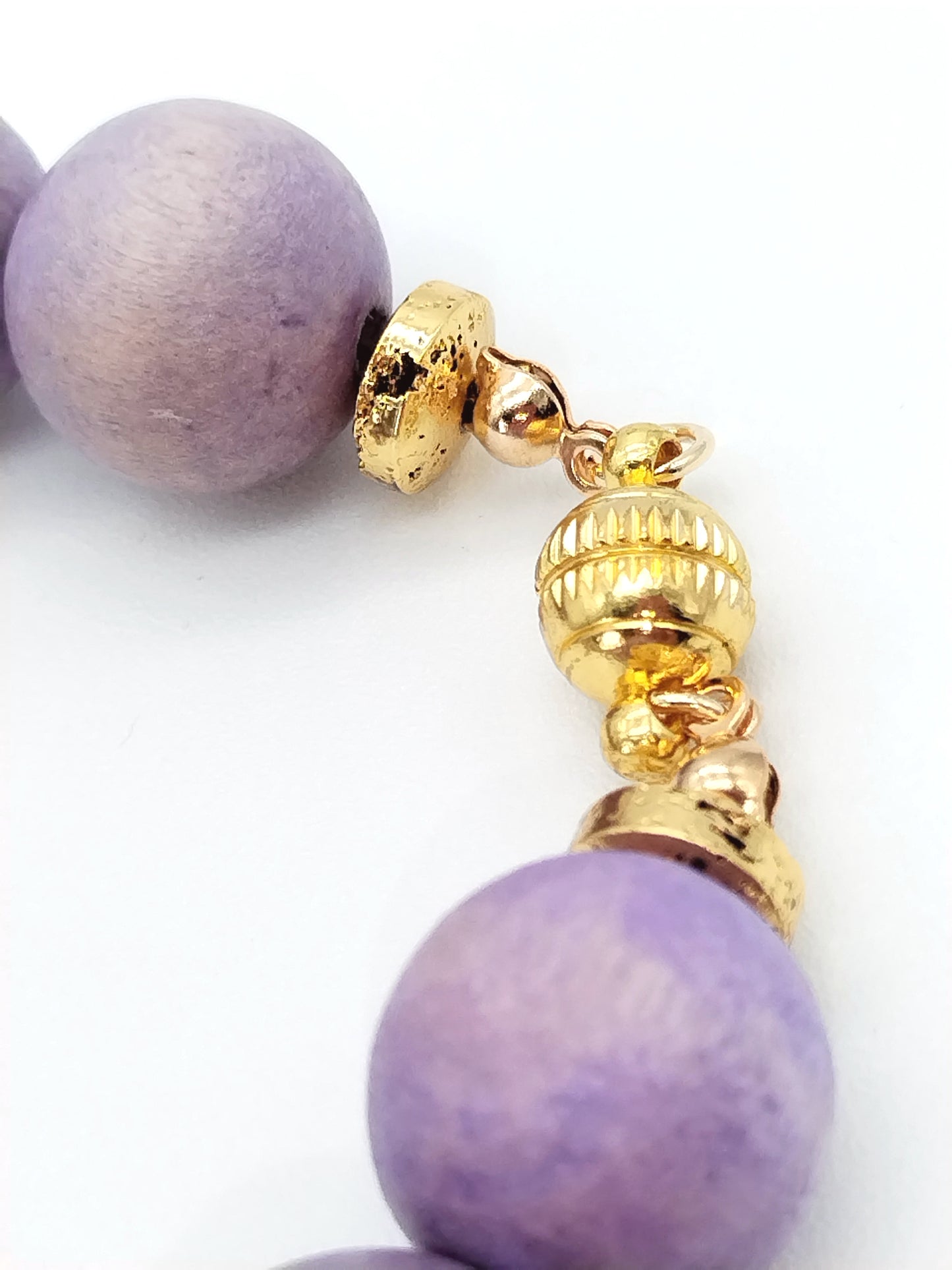 Gargantilla dorada con cuentas de madera de lavanda gruesa