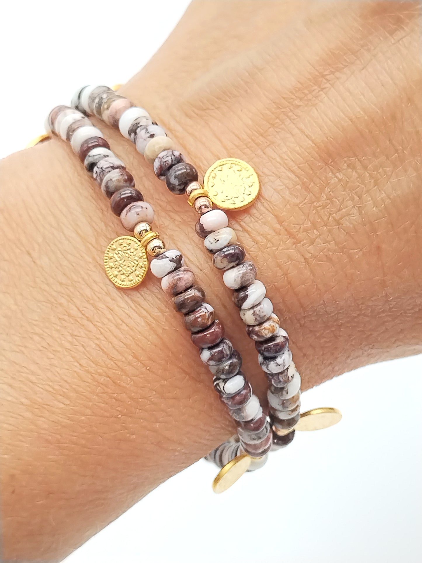 Wildpferd-Jaspis-Armbänder | Goldmünzen-Anhänger und 14 Karat Gold gefüllter Stapel