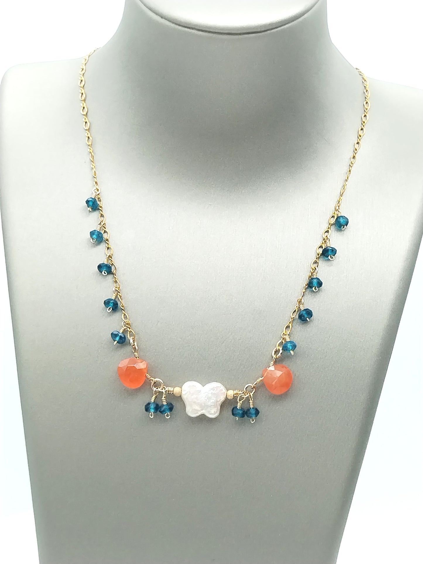 Collar colgante de piedras preciosas y perlas de mariposa chapado en oro