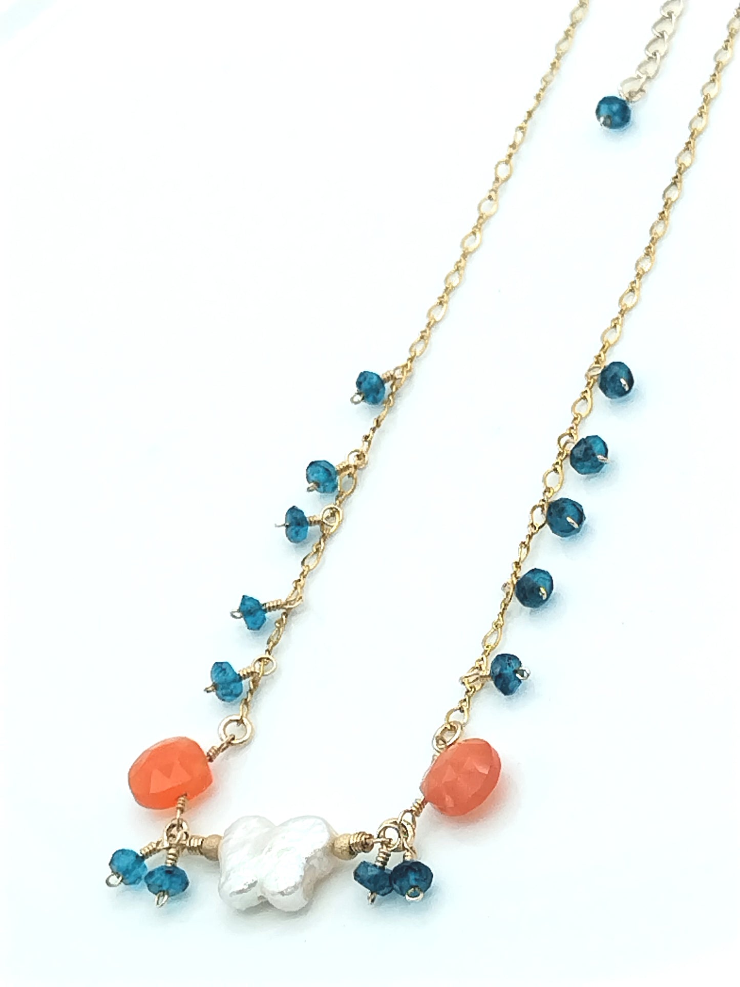 Collar colgante de piedras preciosas y perlas de mariposa chapado en oro