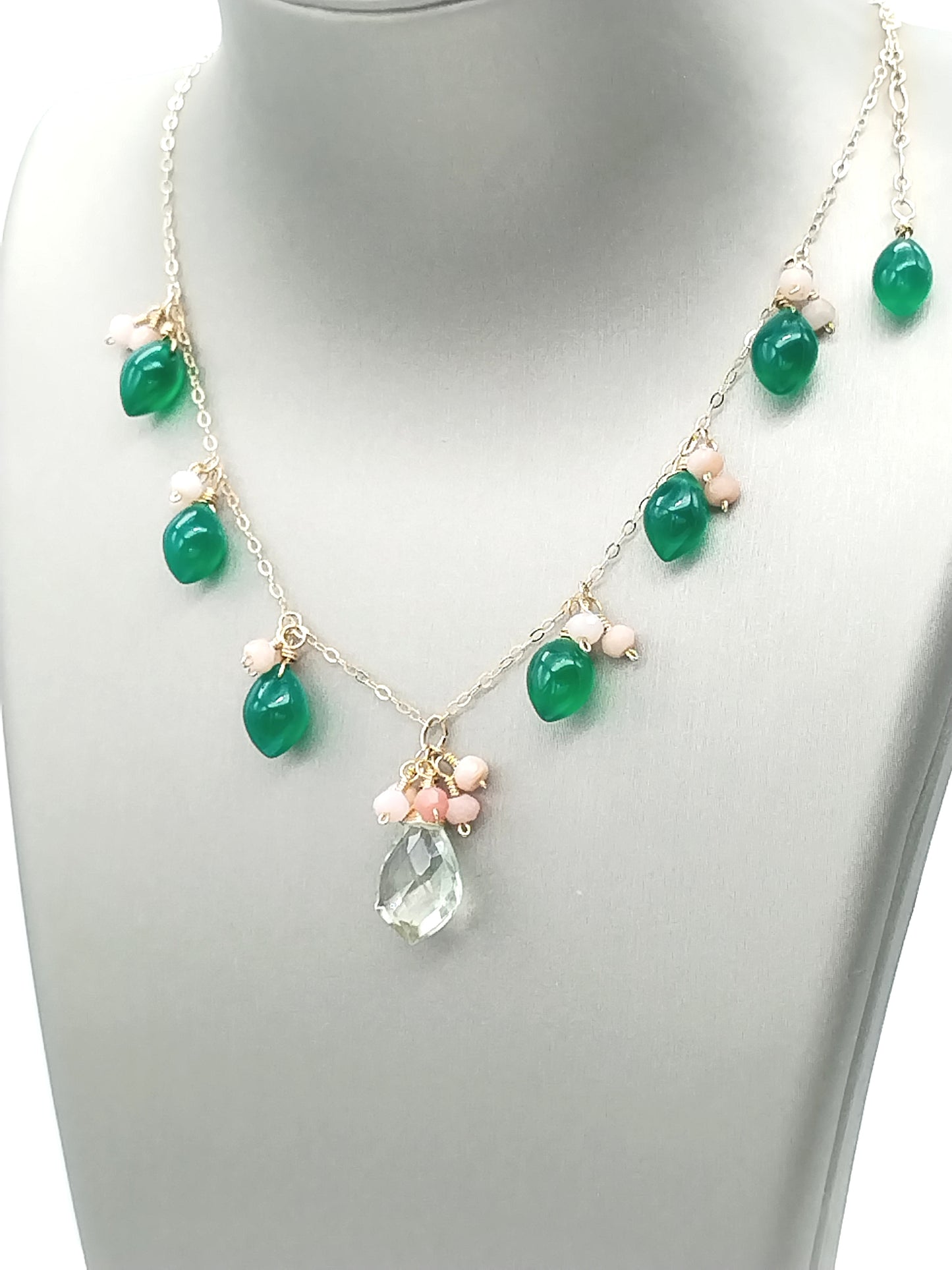Delicado collar de oro con piedras preciosas de ónix verde, ópalo rosa y prasiolita