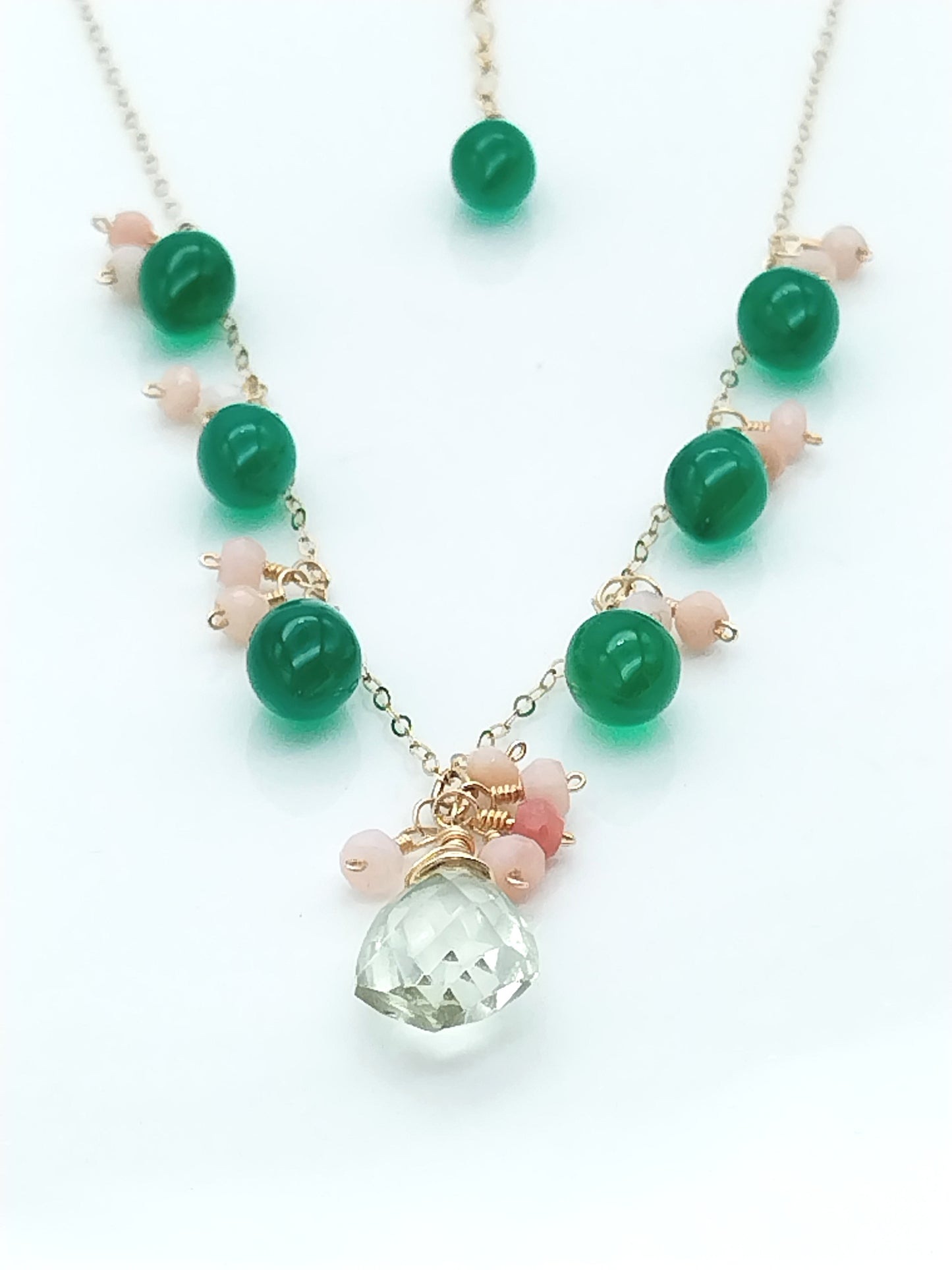 Delicado collar de oro con piedras preciosas de ónix verde, ópalo rosa y prasiolita