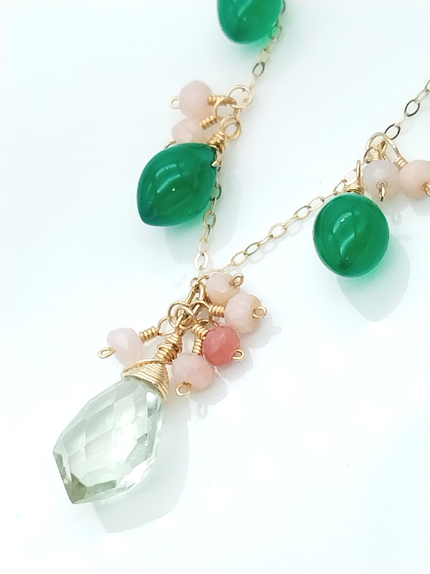Delicado collar de oro con piedras preciosas de ónix verde, ópalo rosa y prasiolita