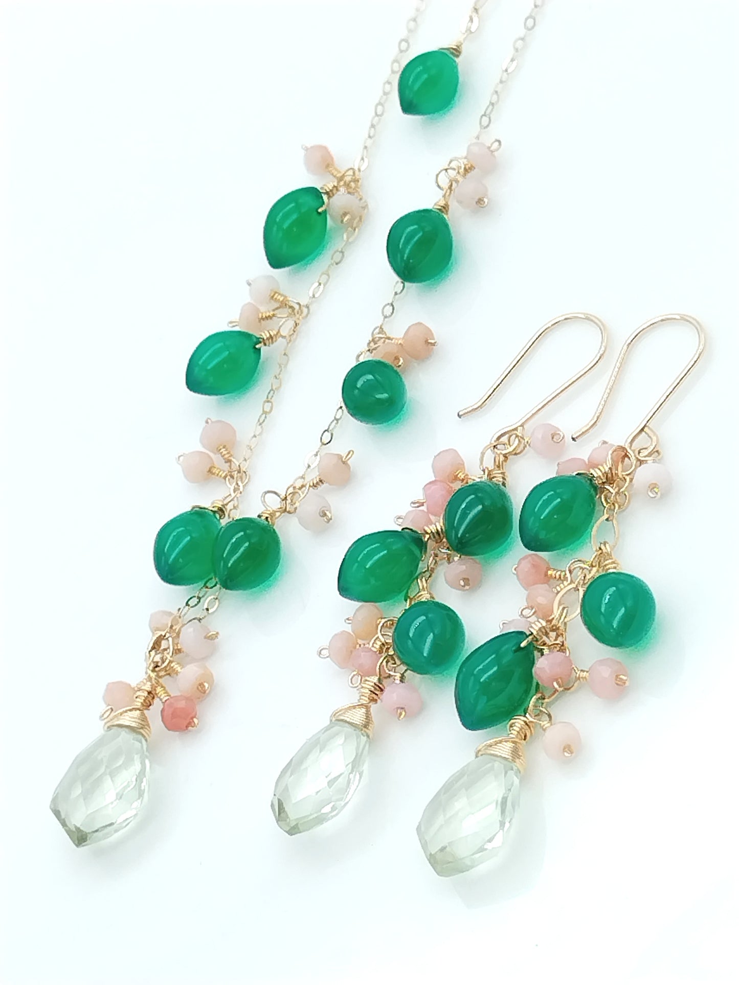 Delicado collar de oro con piedras preciosas de ónix verde, ópalo rosa y prasiolita
