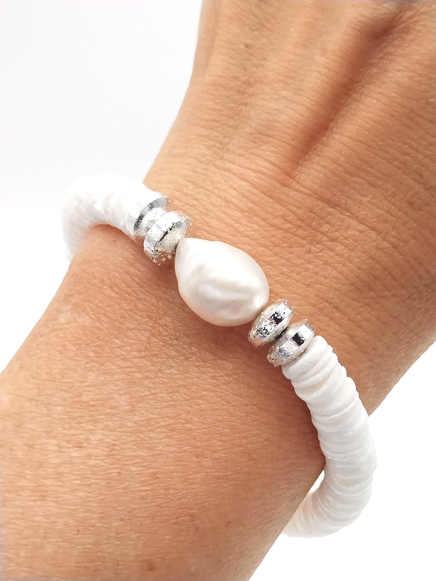 Pulseras de oro, plata y cobre con conchas blancas y perlas barrocas
