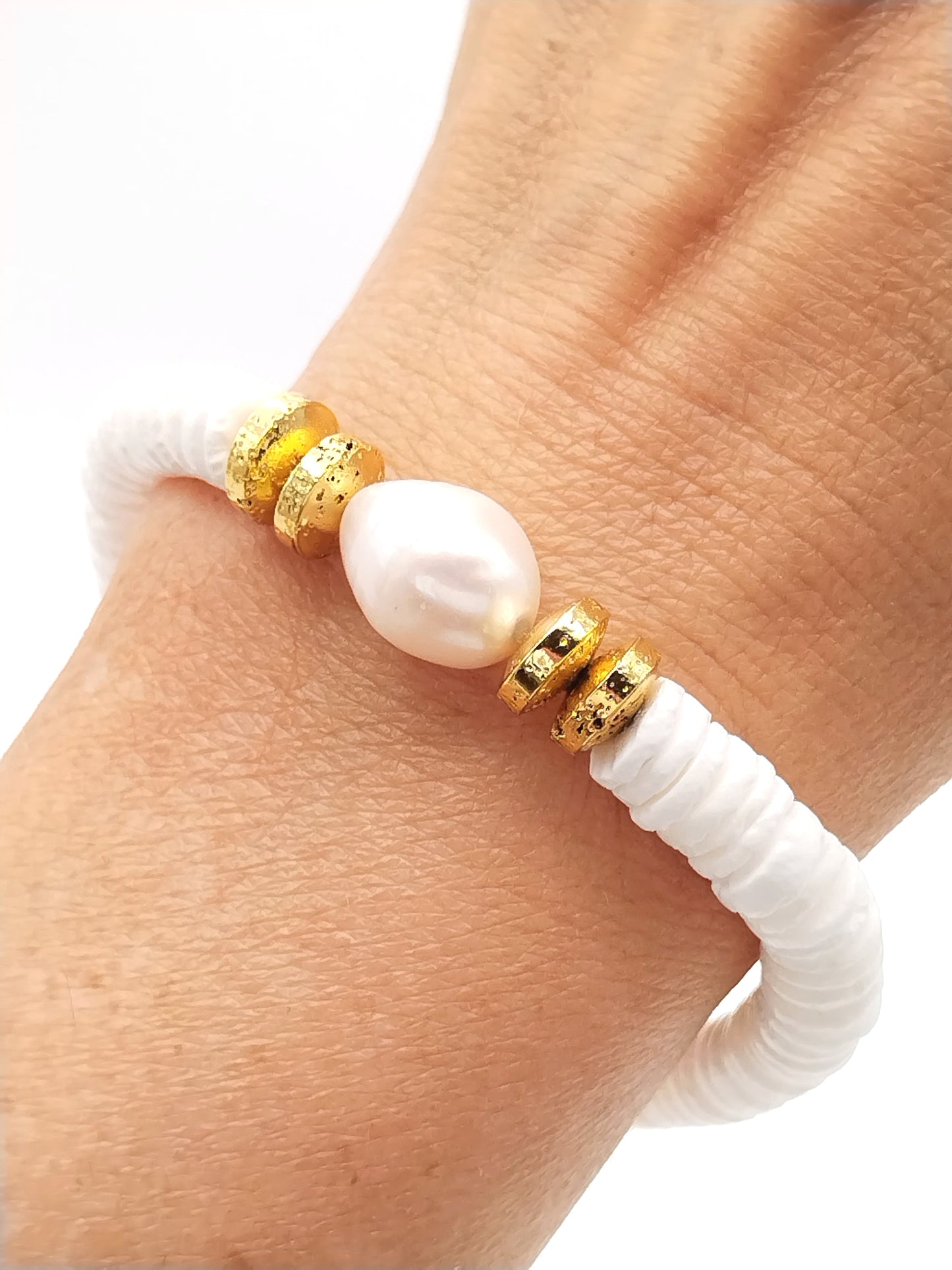 Pulseras de oro, plata y cobre con conchas blancas y perlas barrocas