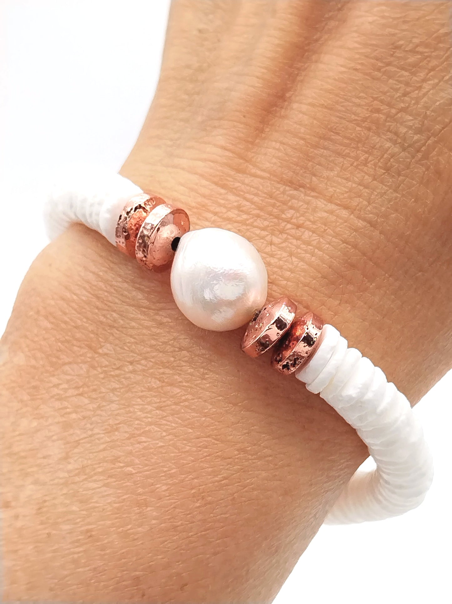 Pulseras de oro, plata y cobre con conchas blancas y perlas barrocas