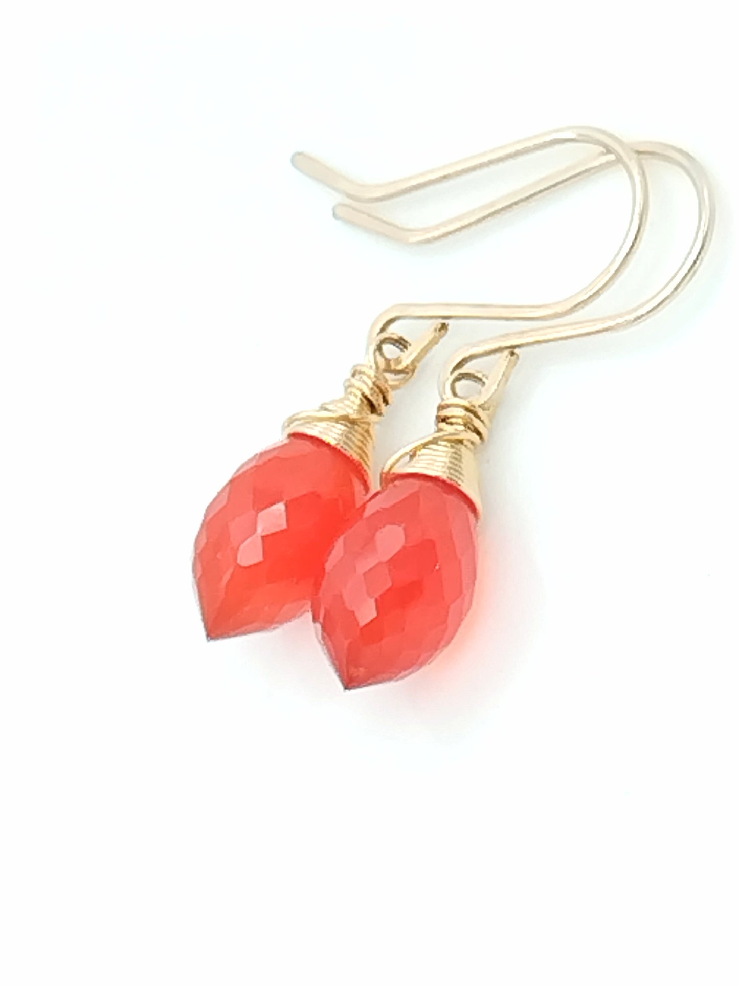 Pendientes colgantes de oro con pequeñas gotas de cornalina