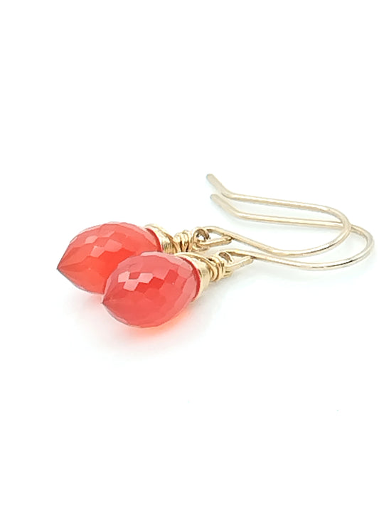 Pendientes colgantes de oro con pequeñas gotas de cornalina