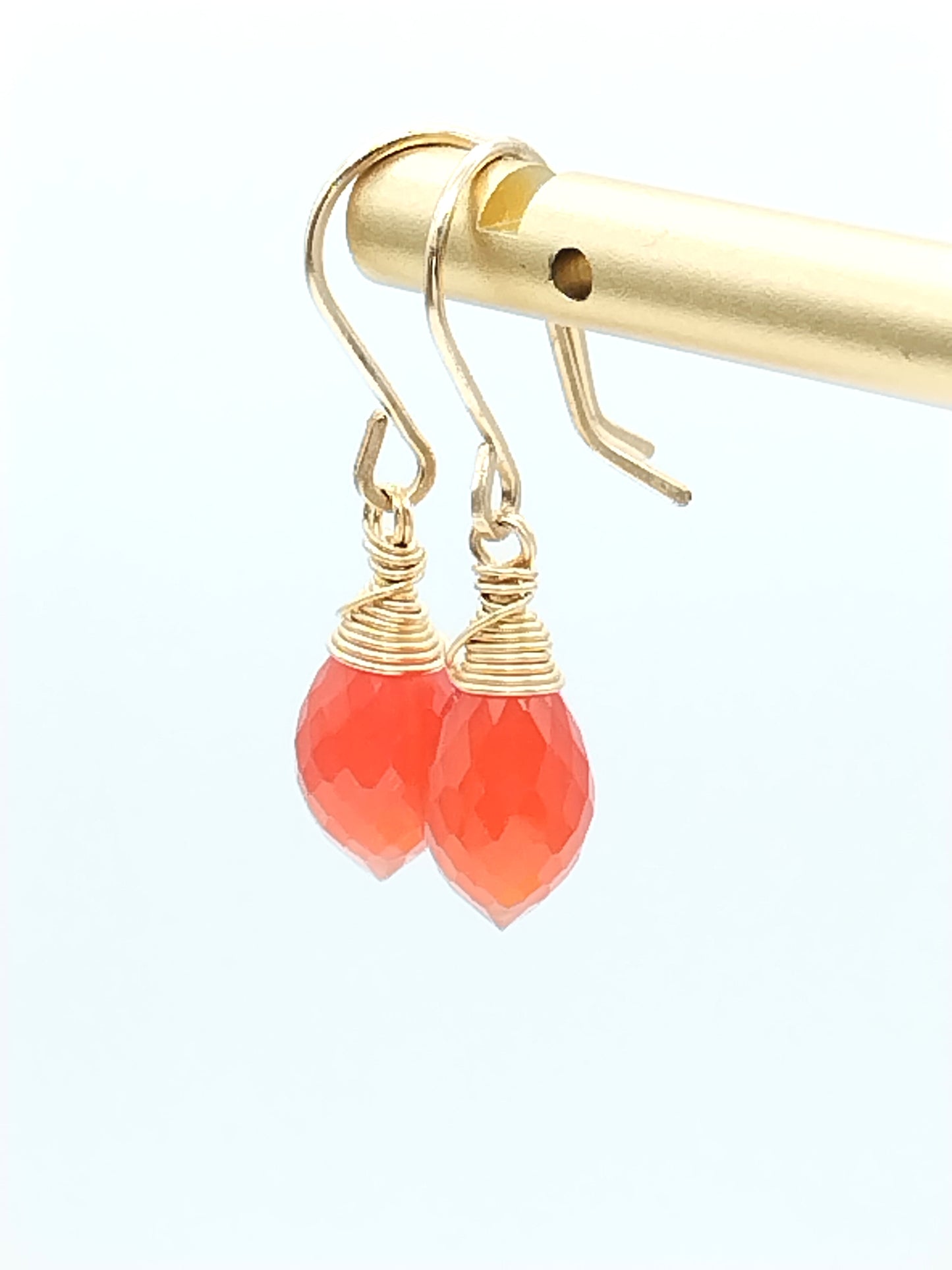 Pendientes colgantes de oro con pequeñas gotas de cornalina