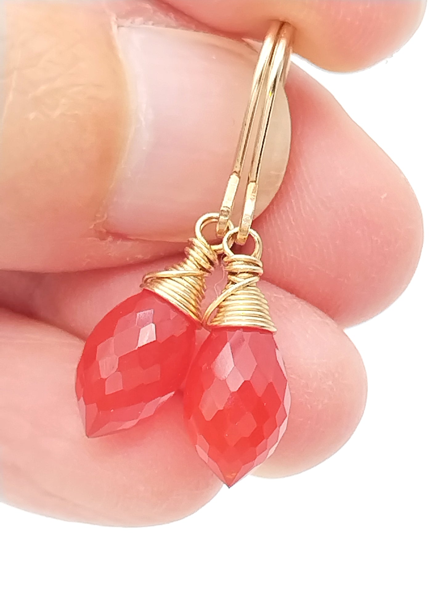 Pendientes colgantes de oro con pequeñas gotas de cornalina