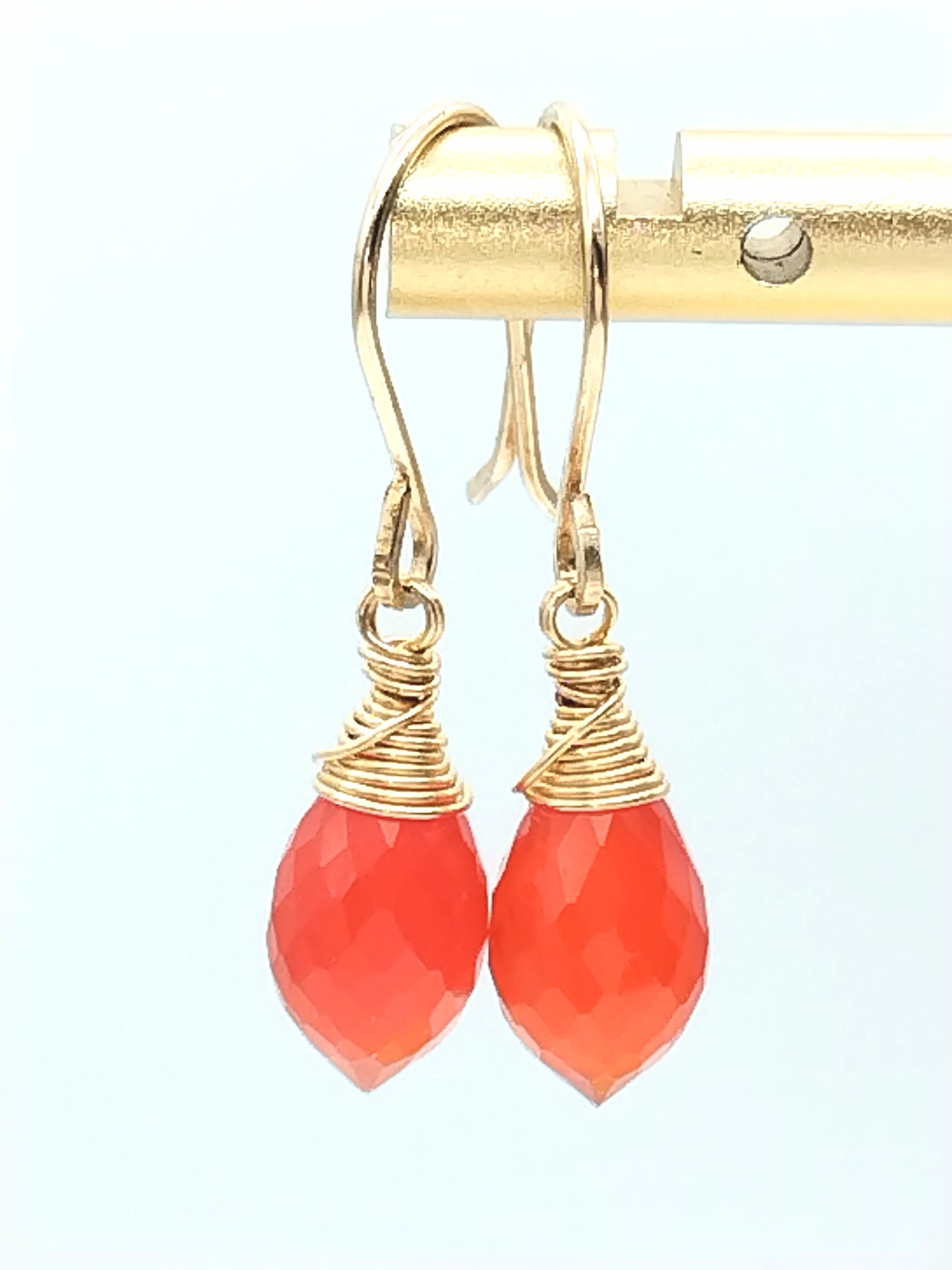 Pendientes colgantes de oro con pequeñas gotas de cornalina