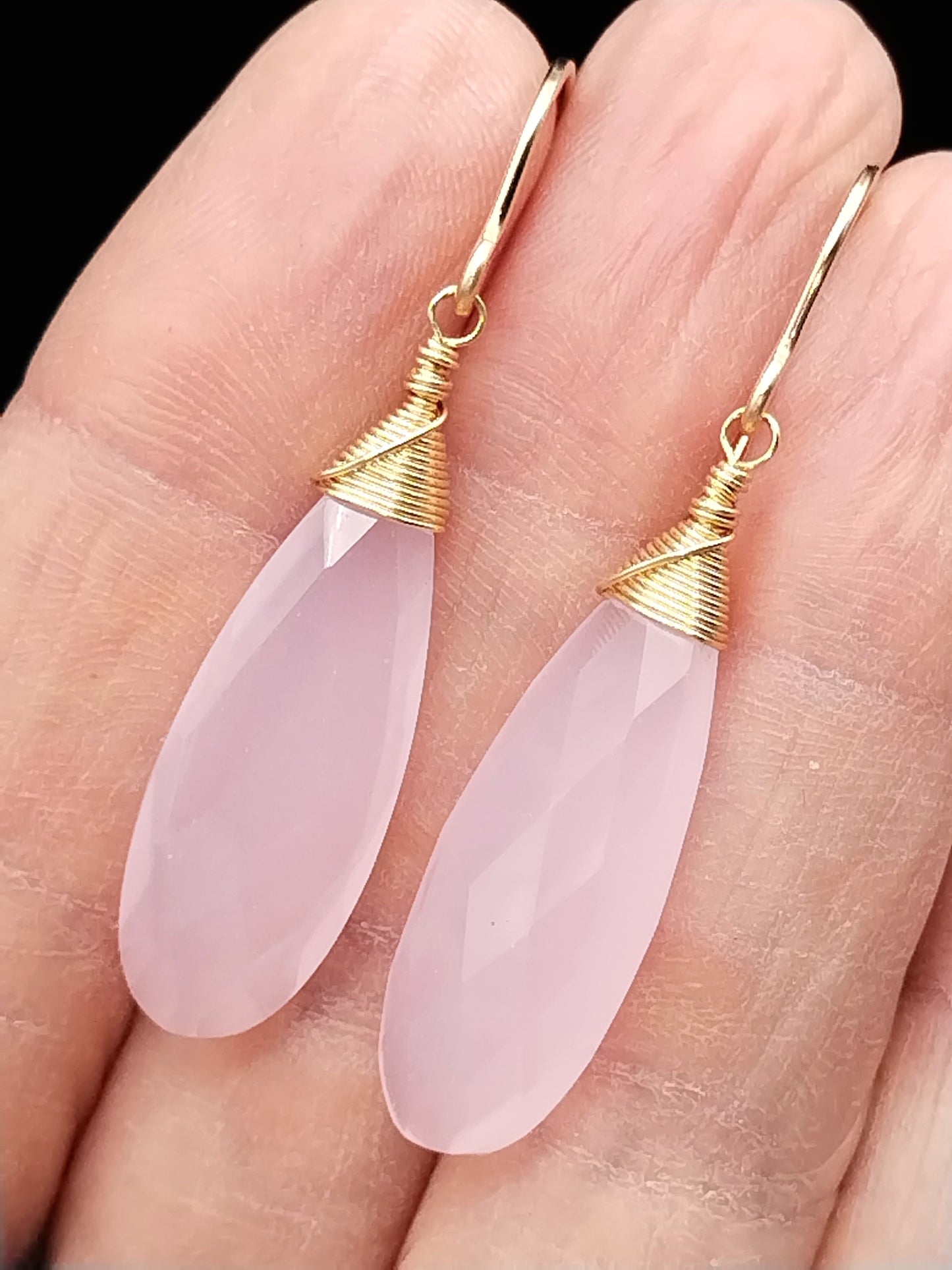 Pendientes largos colgantes de oro con calcedonia rosa
