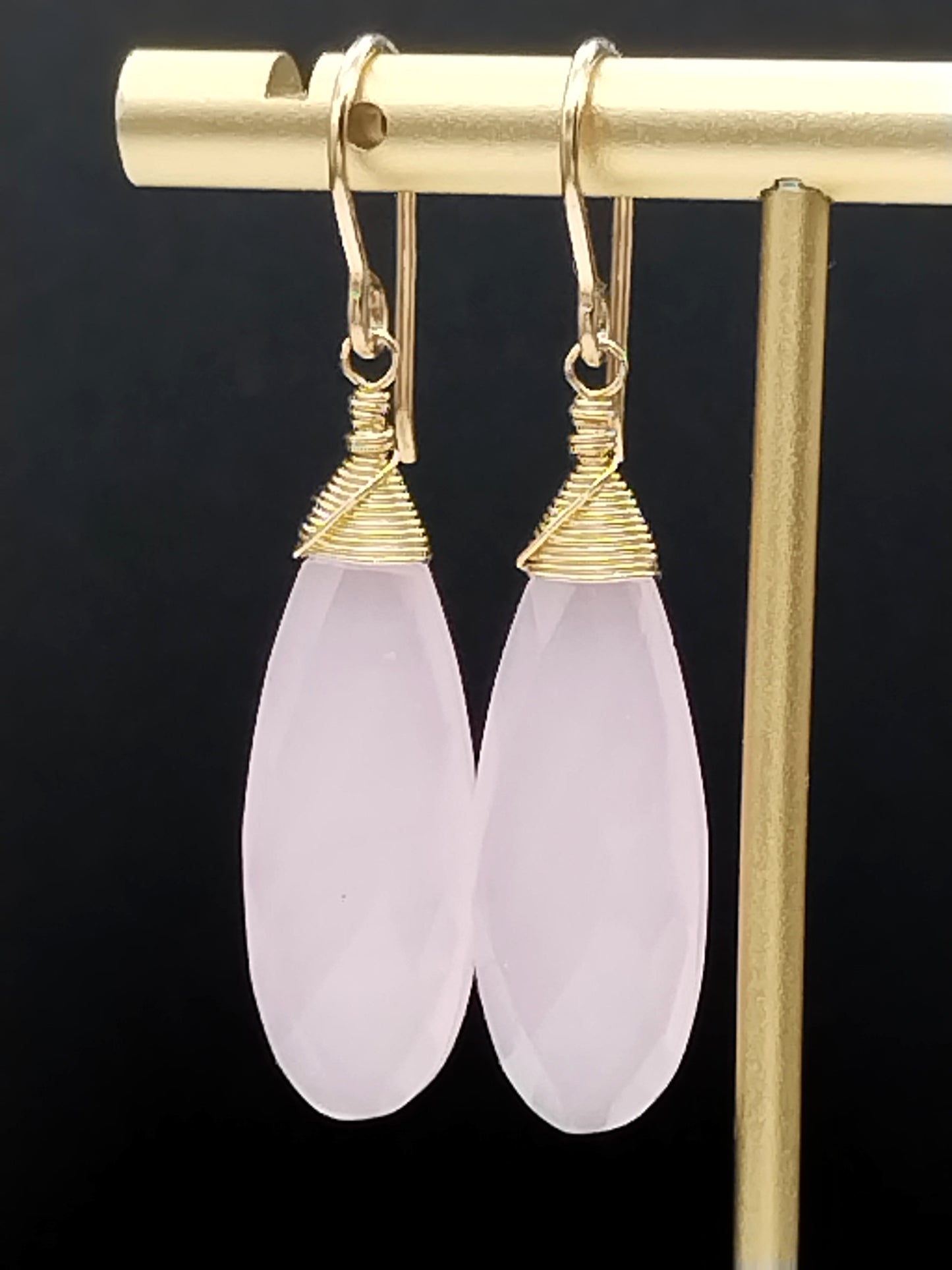 Pendientes largos colgantes de oro con calcedonia rosa