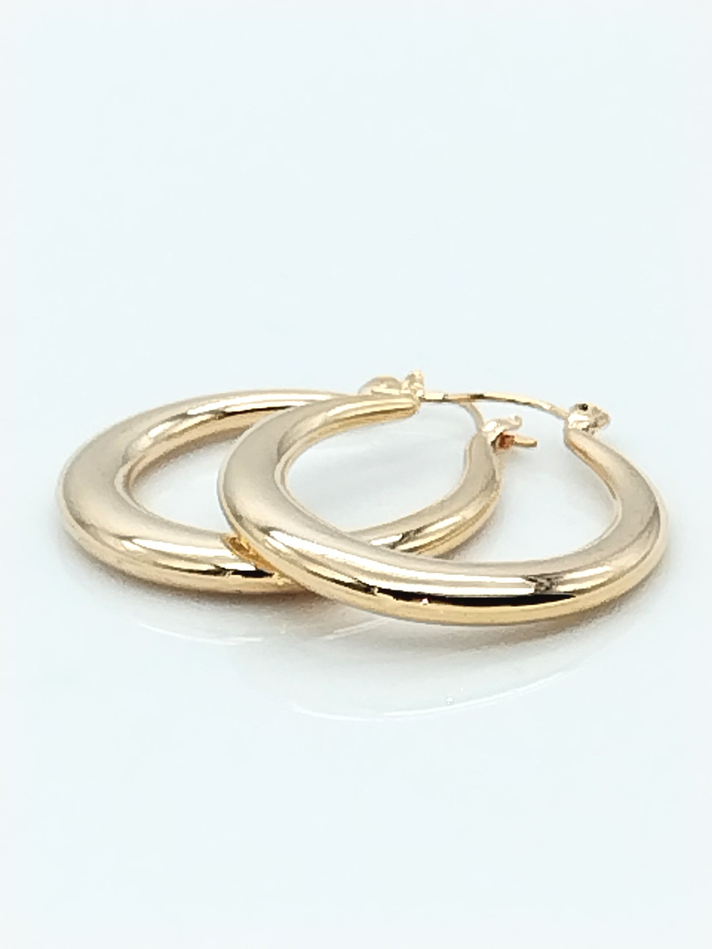 Klobige, ovale Creolen in Gold