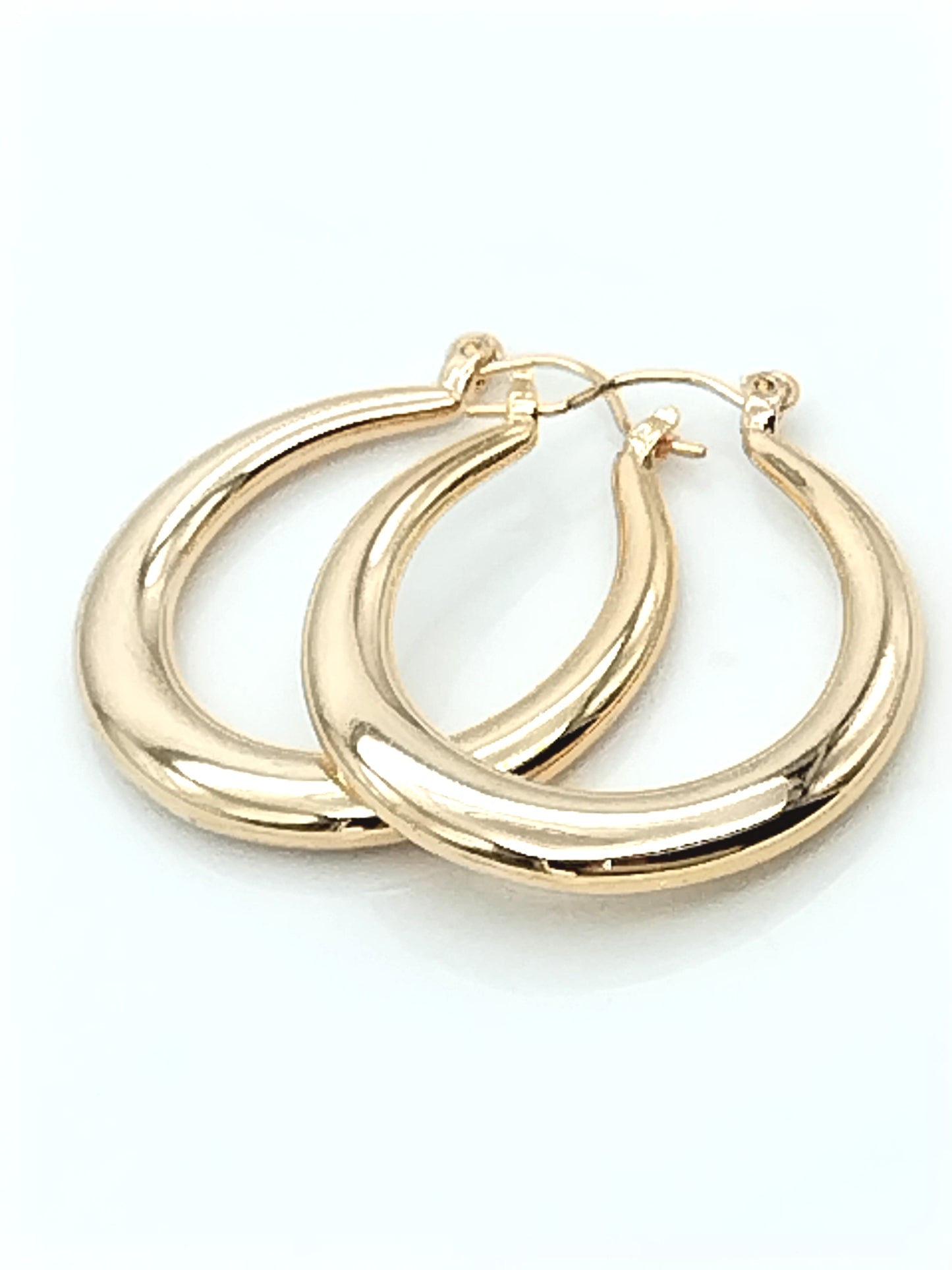 Klobige, ovale Creolen in Gold