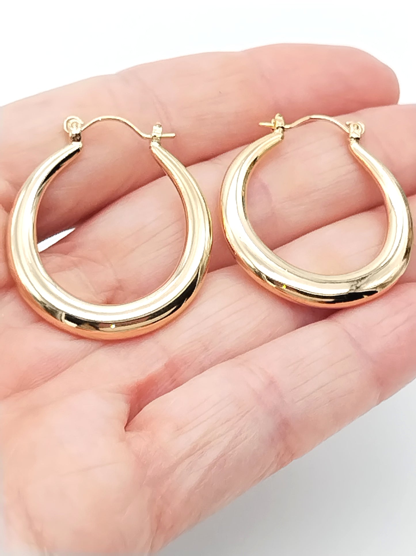 Klobige, ovale Creolen in Gold