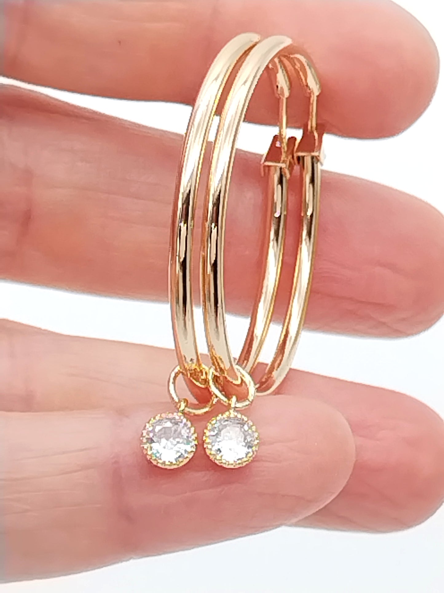 Große goldene Creolen mit abnehmbarem CZ-Anhänger | Vielseitig und stilvoll