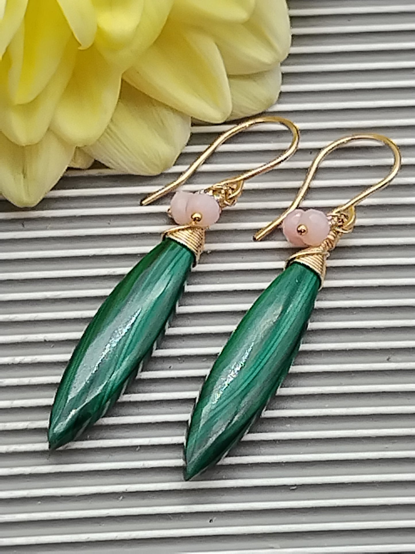Pendientes colgantes de malaquita bañados en oro de 14 k