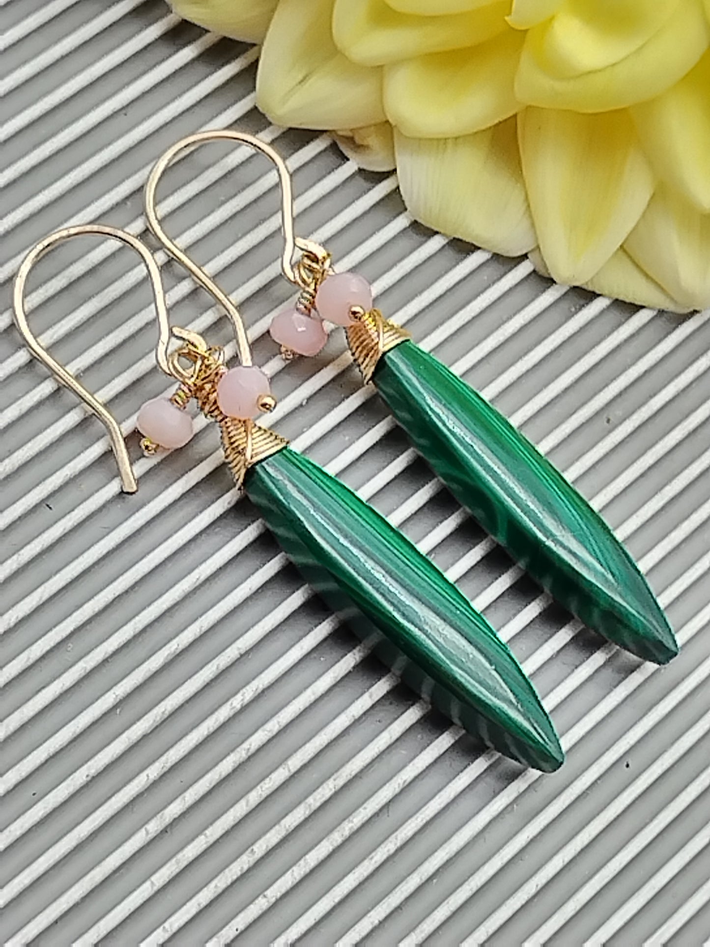 Pendientes colgantes de malaquita bañados en oro de 14 k