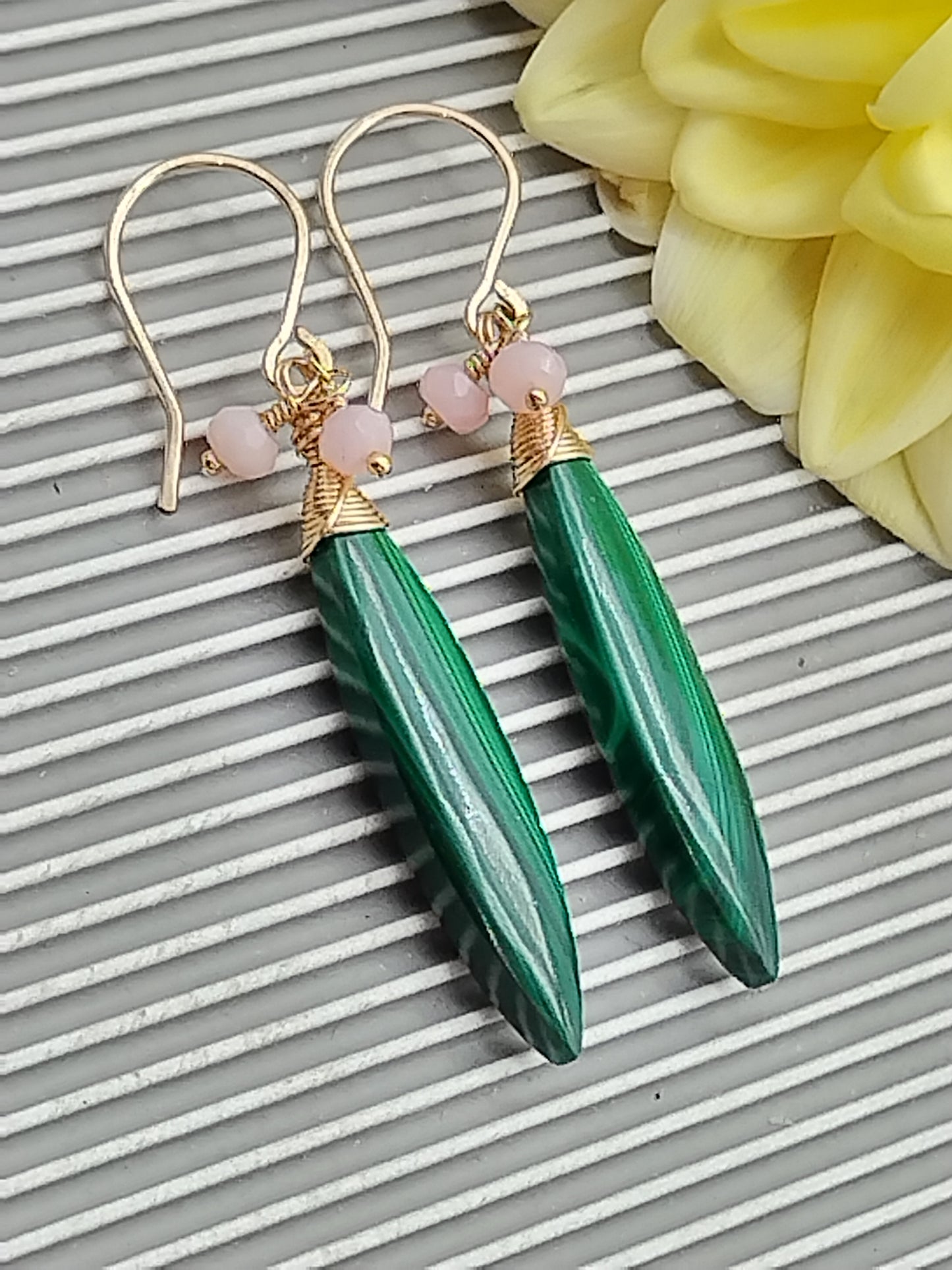 Pendientes colgantes de malaquita bañados en oro de 14 k