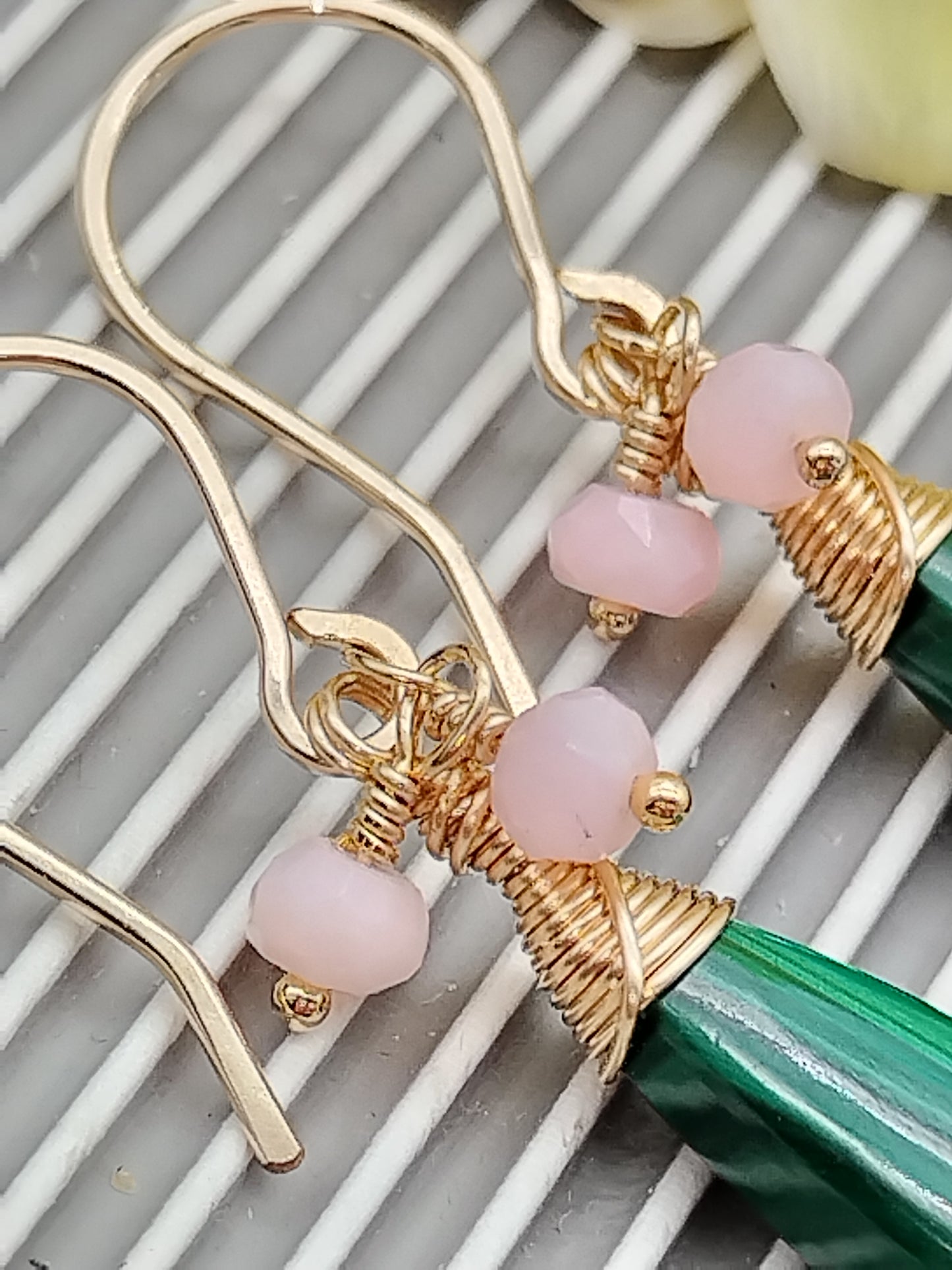 Pendientes colgantes de malaquita bañados en oro de 14 k