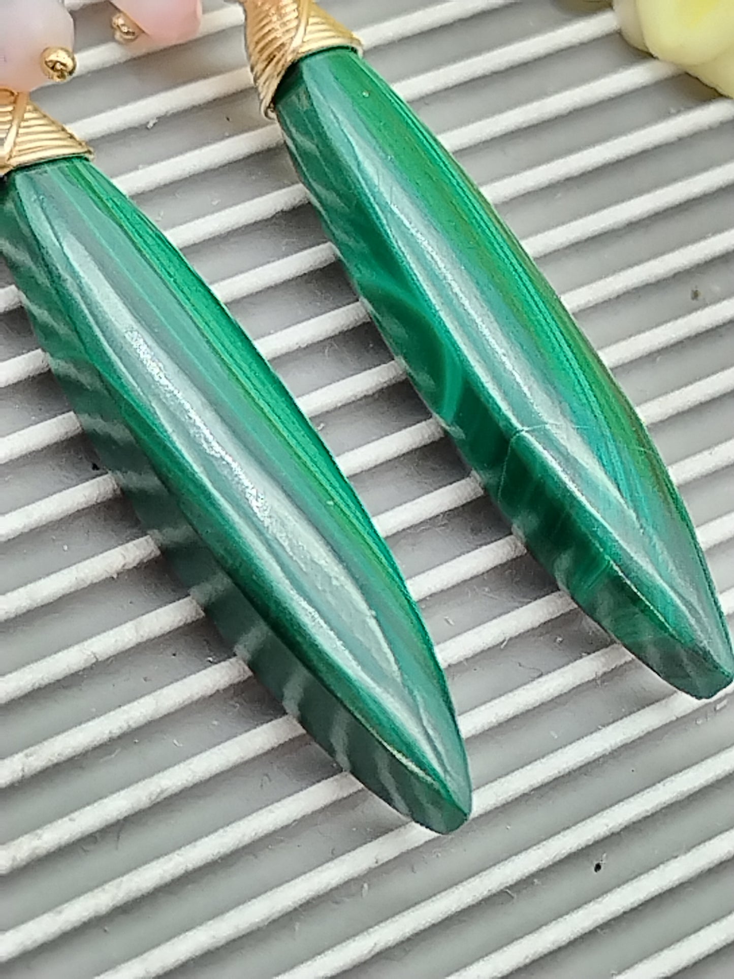 Pendientes colgantes de malaquita bañados en oro de 14 k