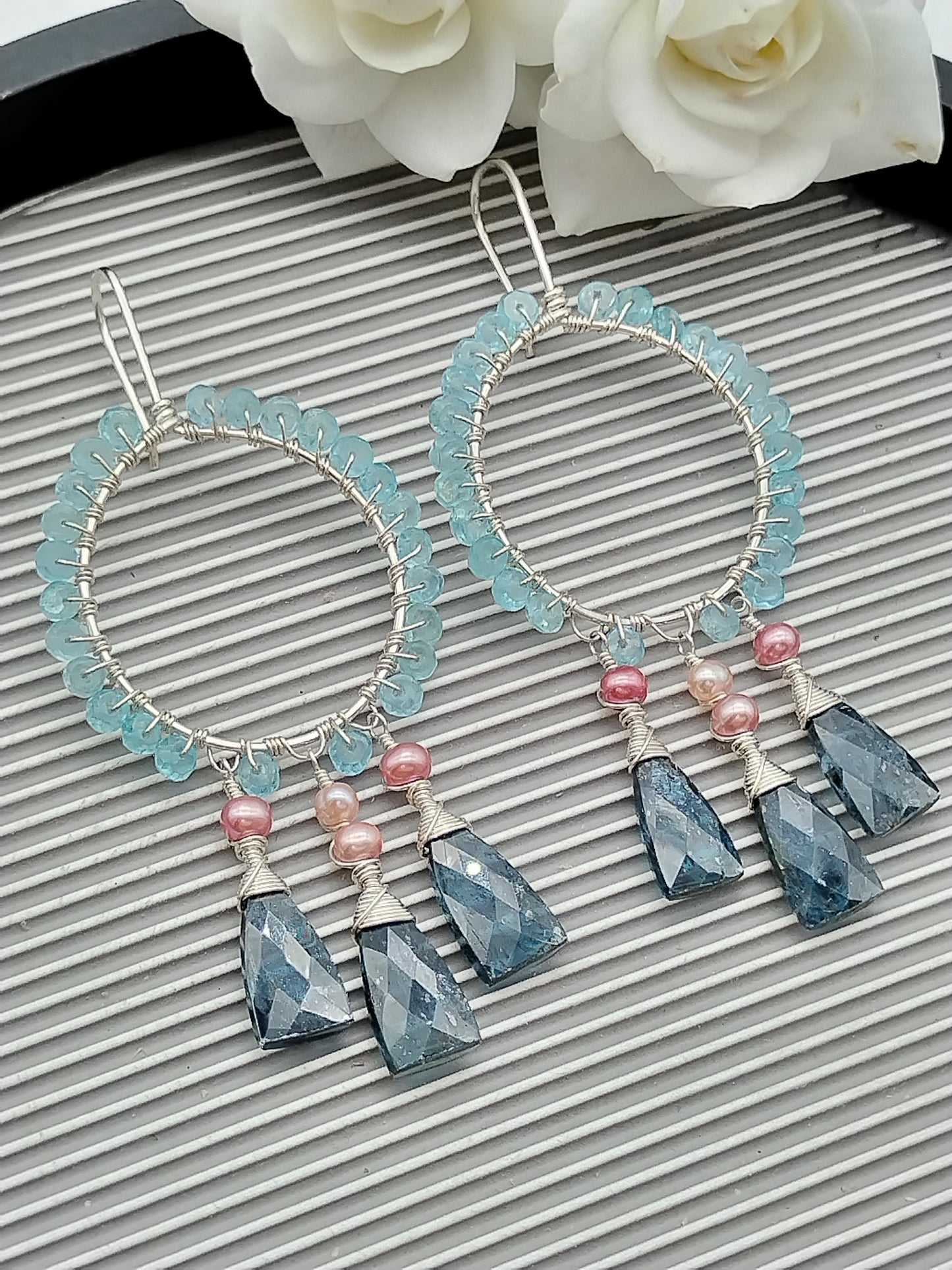Aros colgantes de plata de ley con piedras preciosas, cianita, apatita y perlas