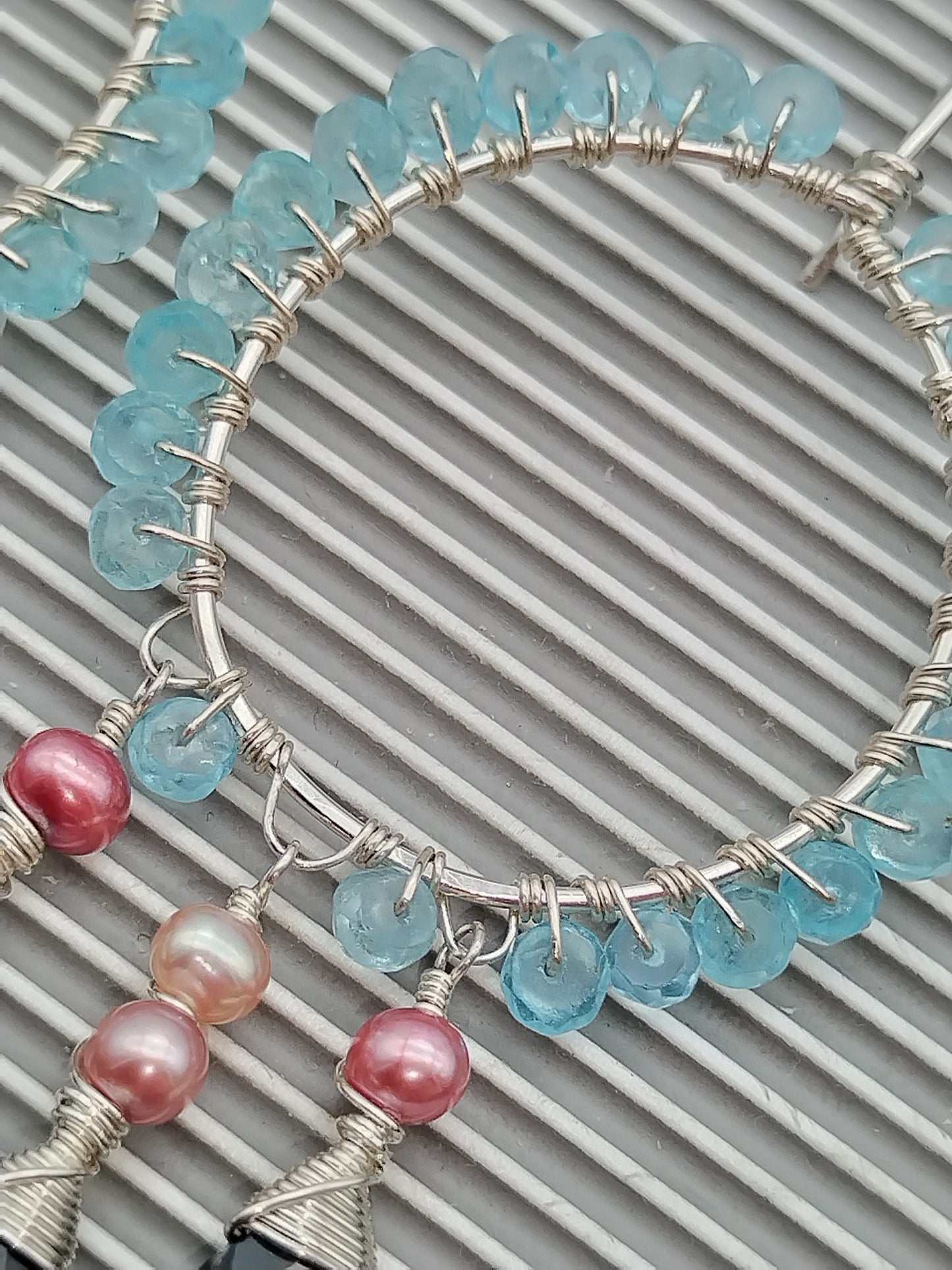 Aros colgantes de plata de ley con piedras preciosas, cianita, apatita y perlas