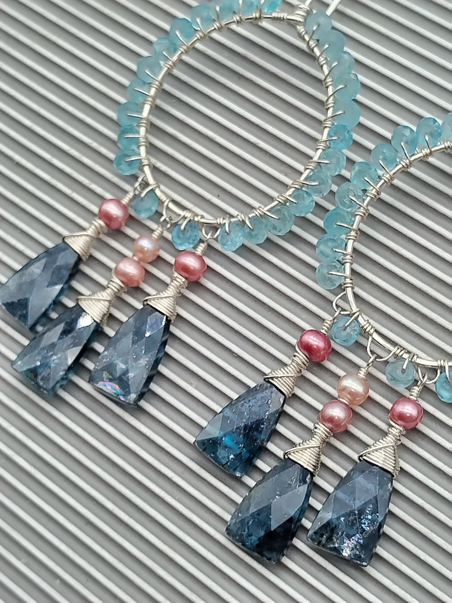 Aros colgantes de plata de ley con piedras preciosas, cianita, apatita y perlas