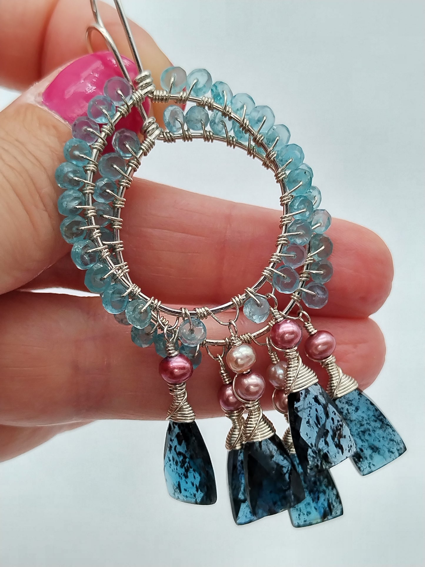 Aros colgantes de plata de ley con piedras preciosas, cianita, apatita y perlas