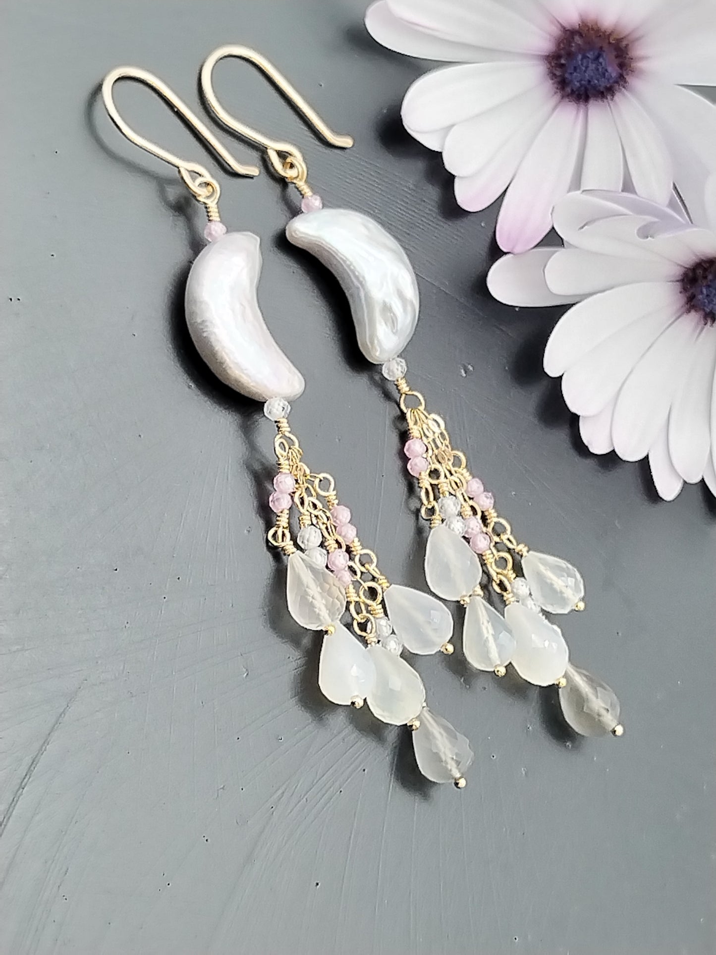 Pendientes colgantes de luna de agua dulce, pendientes largos en cascada con piedras preciosas y relleno de oro de 14 k