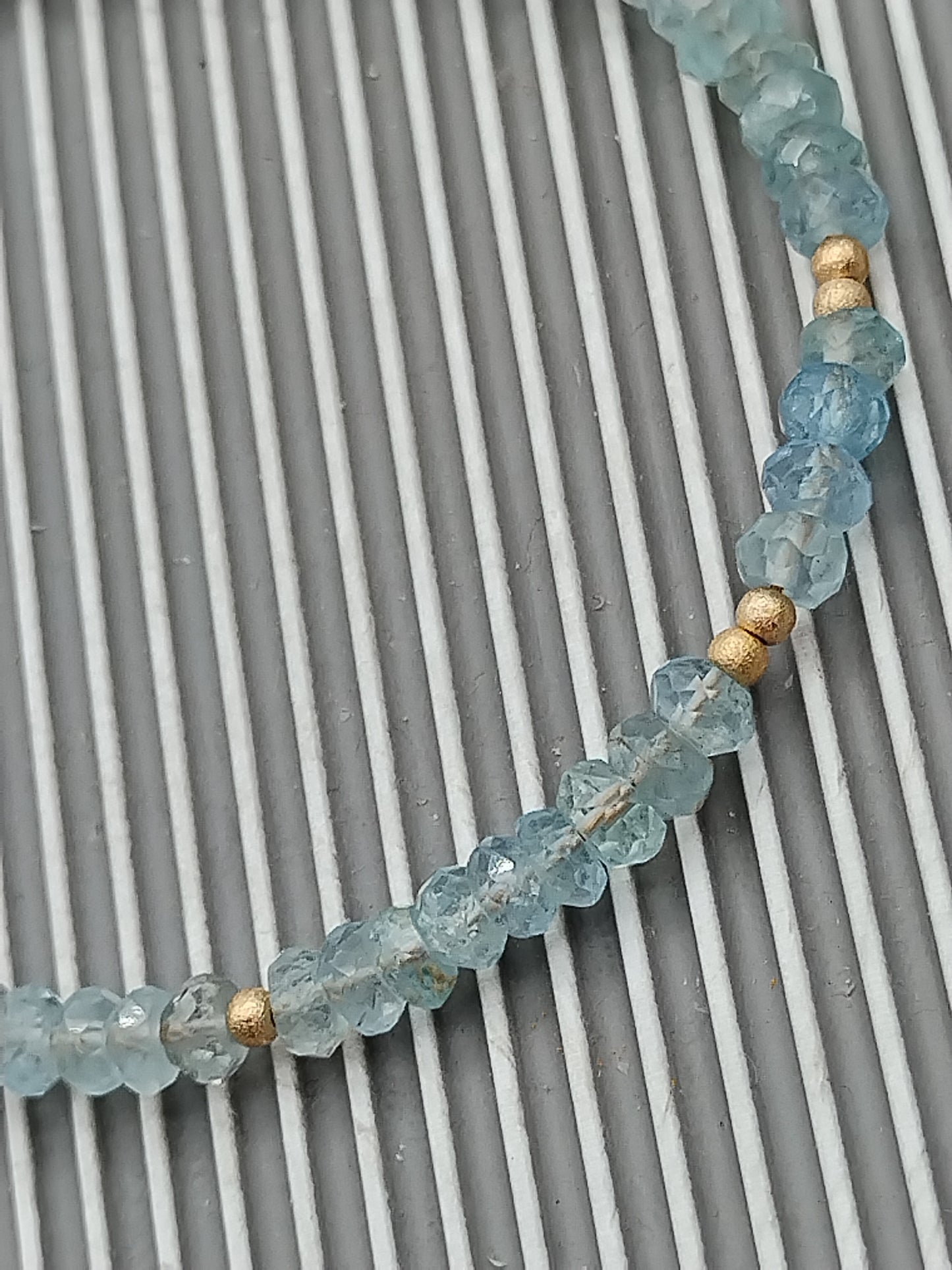 Pulsera de cuentas de aguamarina ombré con dije colgante de iolita, chapada en oro de 14 k