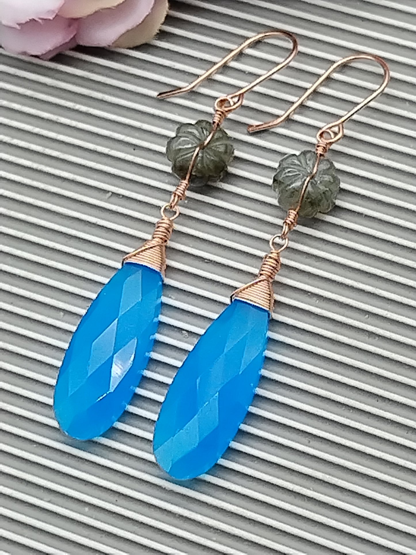 Pendientes colgantes de calcedonia, calabaza de labradorita, pendientes largos colgantes, rellenos de oro rosa de 14 k, pendientes delicados