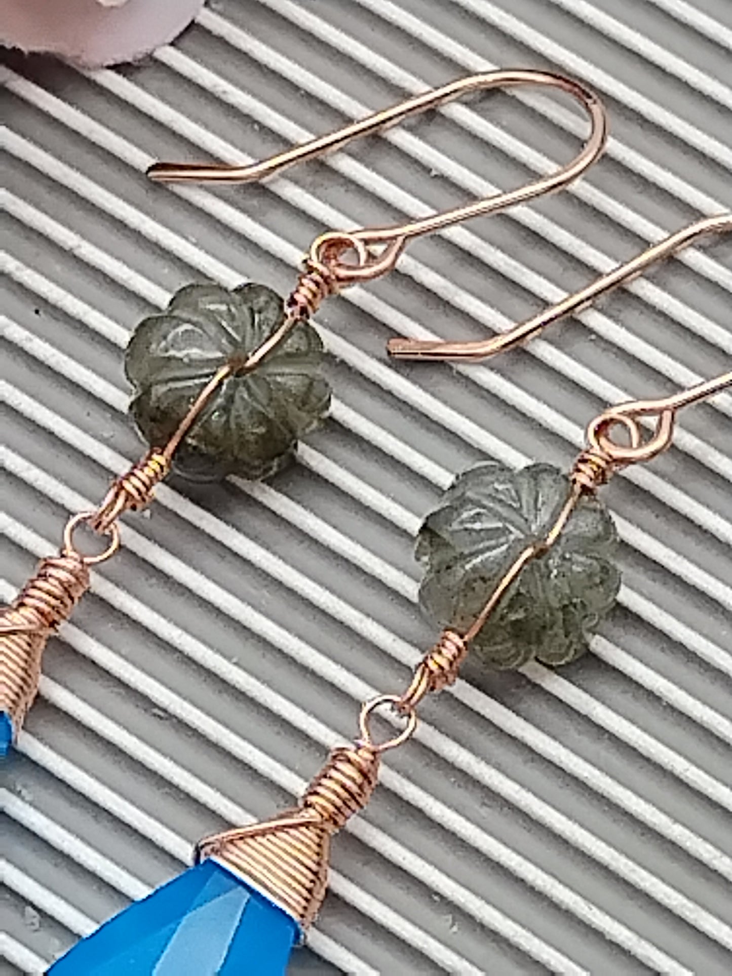 Pendientes colgantes de calcedonia, calabaza de labradorita, pendientes largos colgantes, rellenos de oro rosa de 14 k, pendientes delicados
