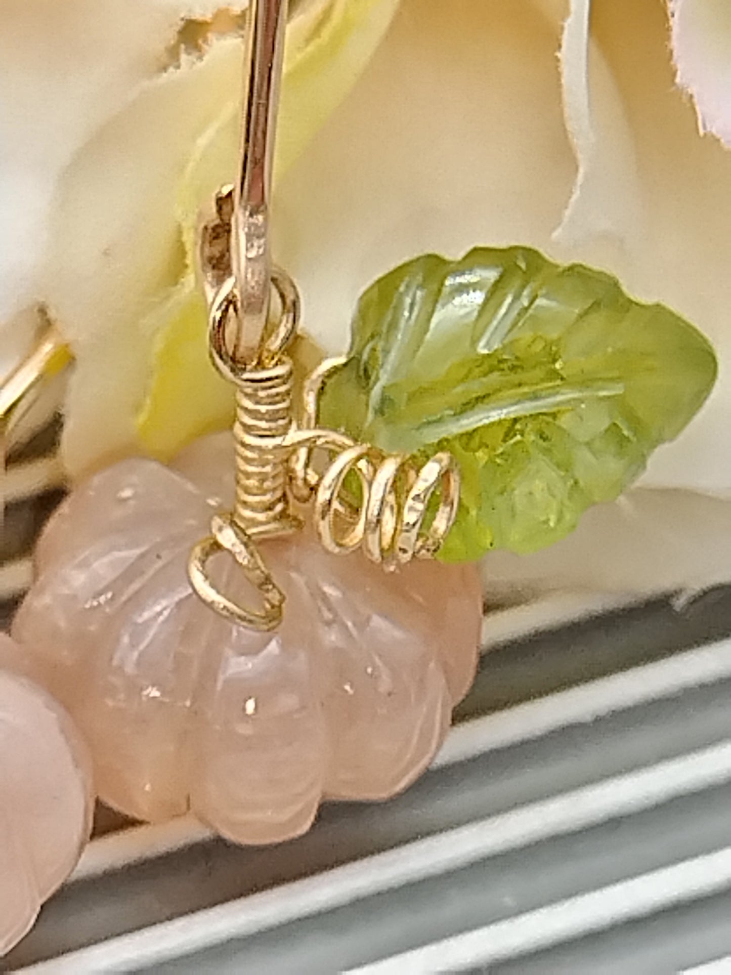 Pendientes de peridoto y calabaza con piedra lunar, pendientes colgantes chapados en oro de 14 k, joyas delicadas y únicas